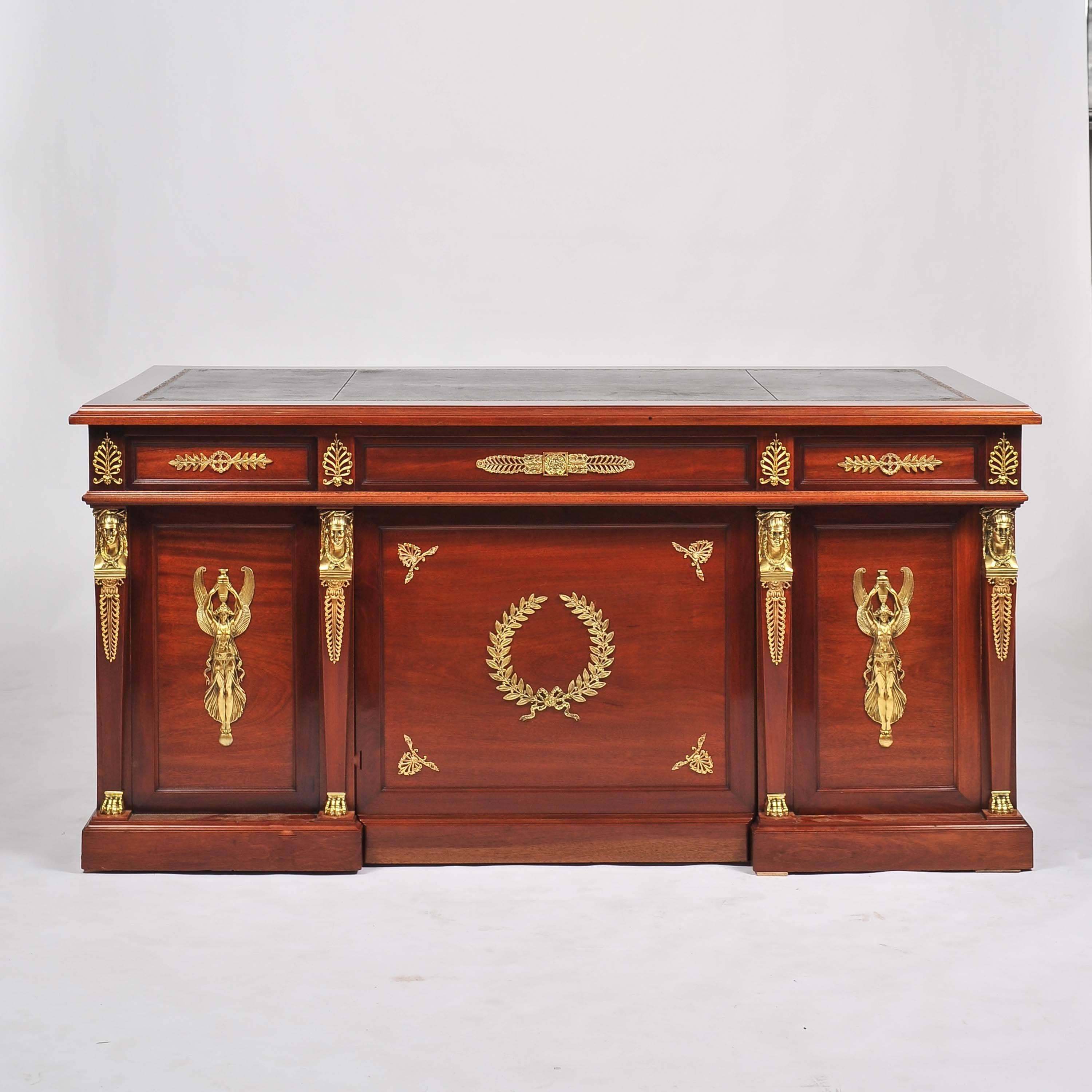 Bureau à piédestal en acajou monté en bronze doré de style Empire en vente 4