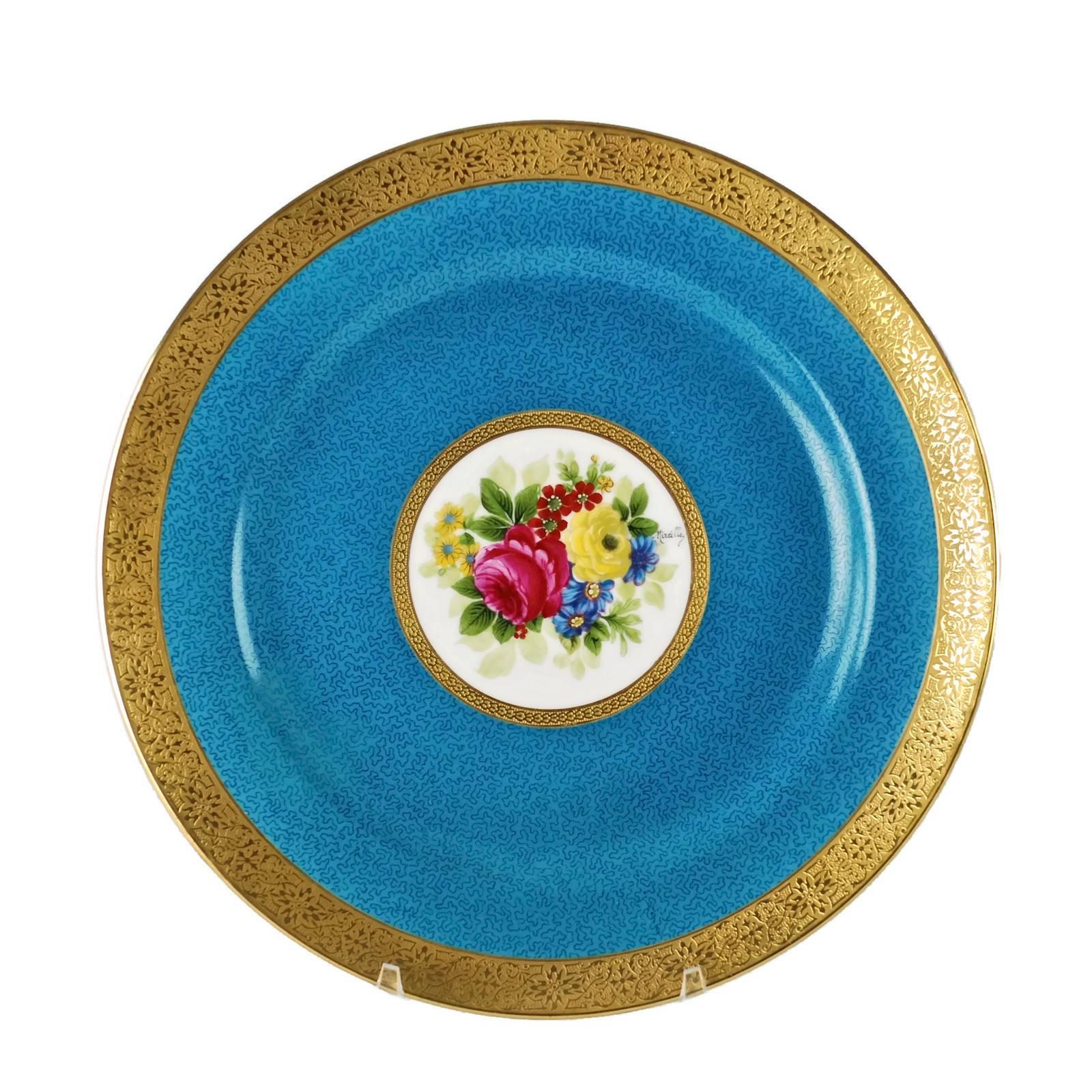 Este excepcional juego de platos de gabinete de porcelana de Limoges fue fabricado y decorado por la fábrica y el estudio de porcelana Charles Ahrenfeldt de Limoges (Francia). El centro de cada plato presenta una agrupación floral policromada
