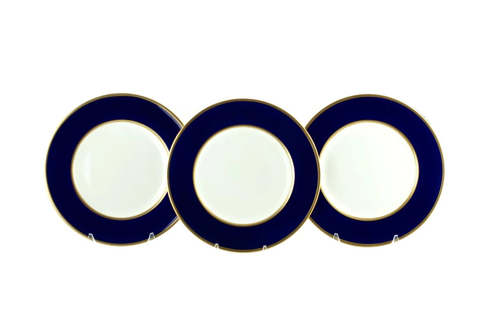 Other Set of 18 Wedgwood Cobalt Blue and Gilt Banded Dinner Service Plates