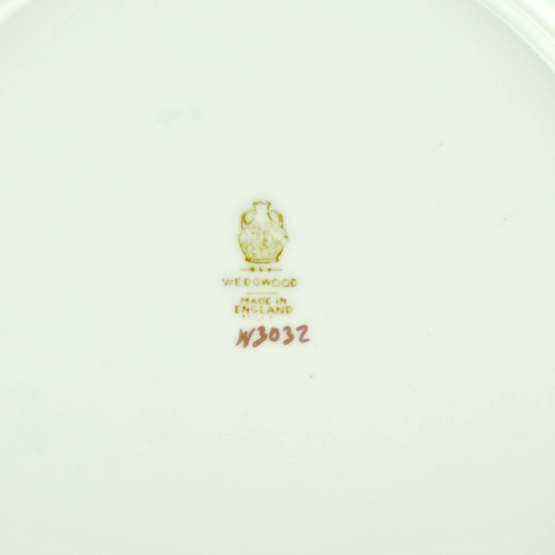 English Set of 18 Wedgwood Cobalt Blue and Gilt Banded Dinner Service Plates