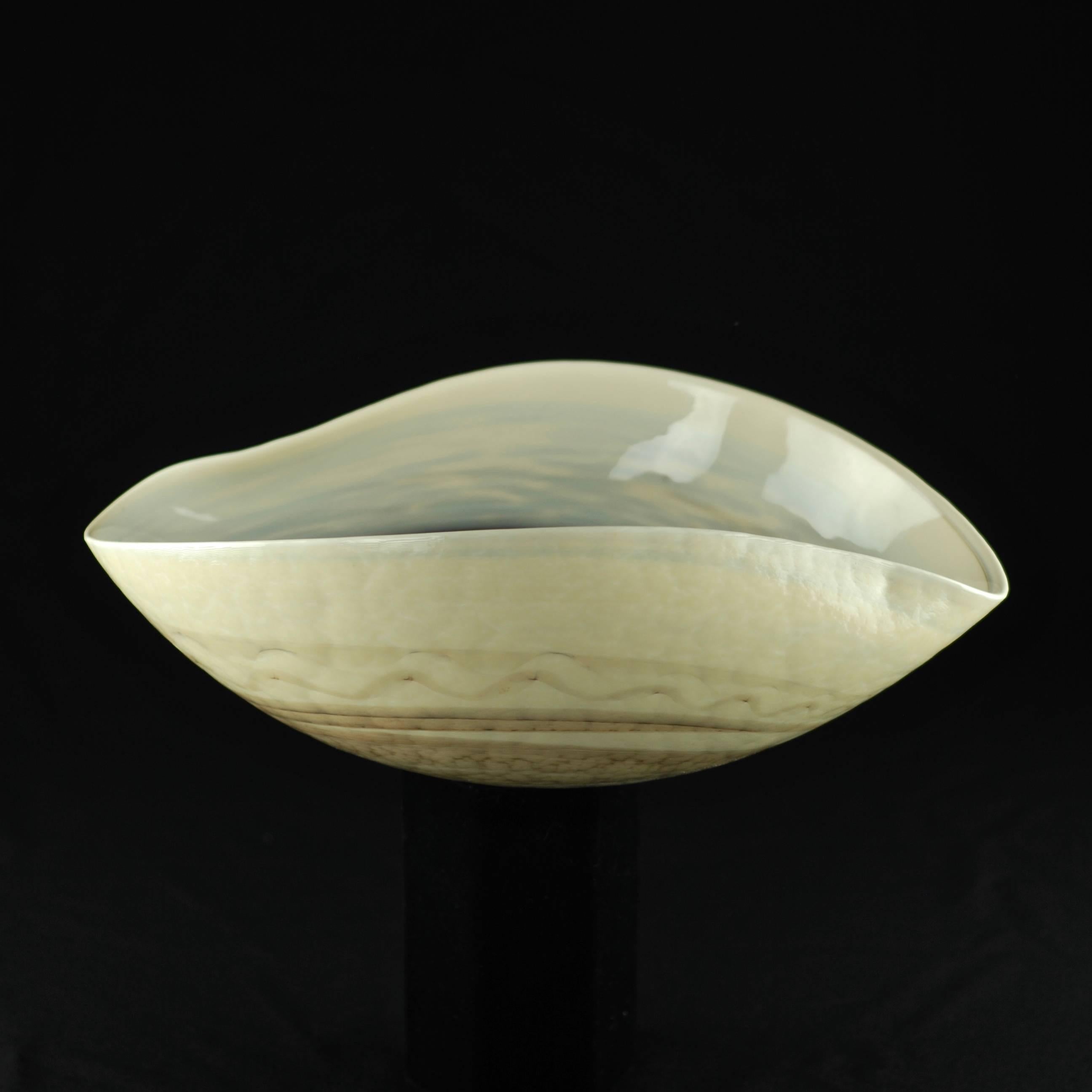 Italian Art Glass Centerpiece Bowl In Excellent Condition In Cincinnati, OH