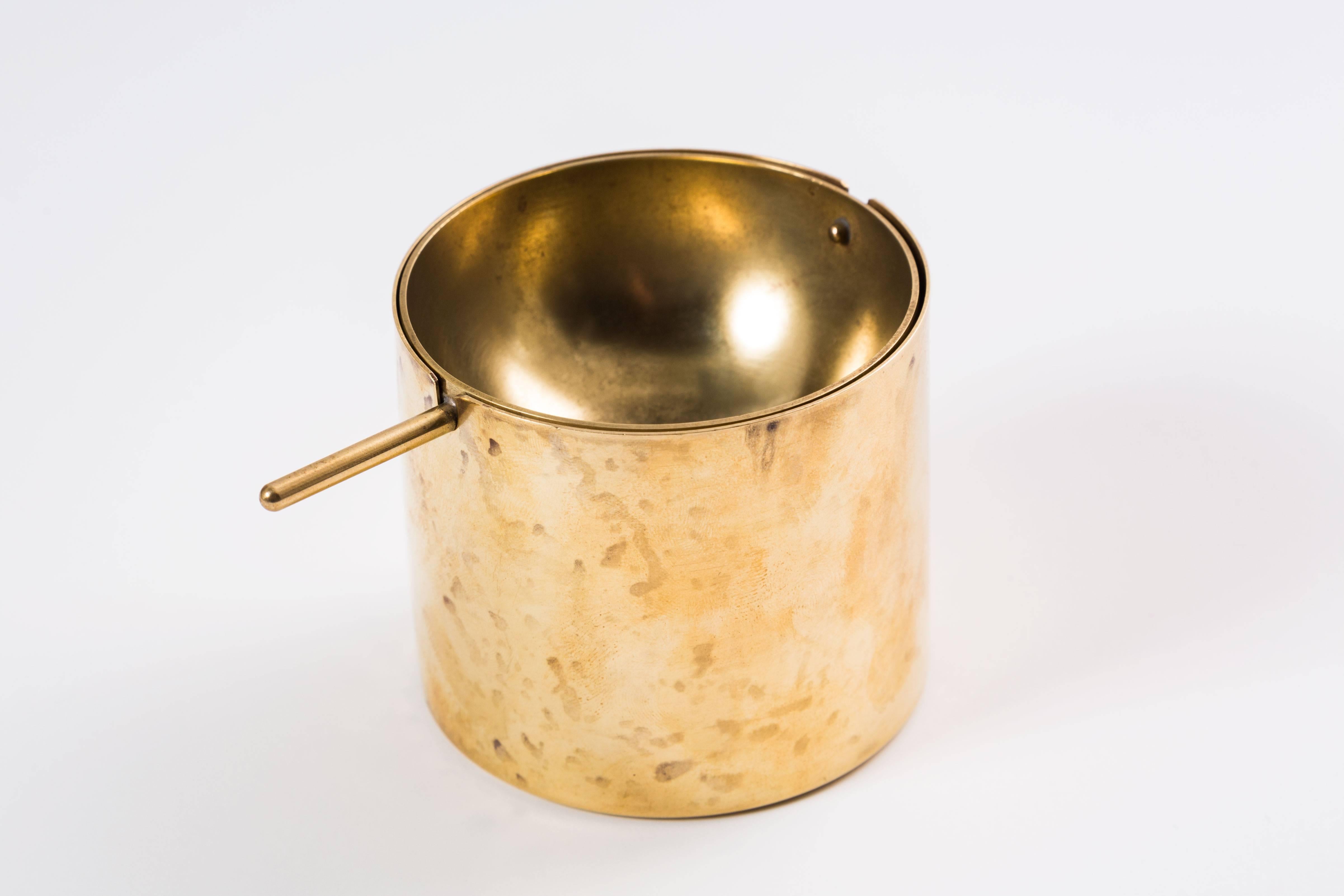 Revolving brass Cylinda-Line ashtray by Arne Jacobsen for Stelton with beautiful patina. Made for SAS Hotel in Denmark, circa 1959.