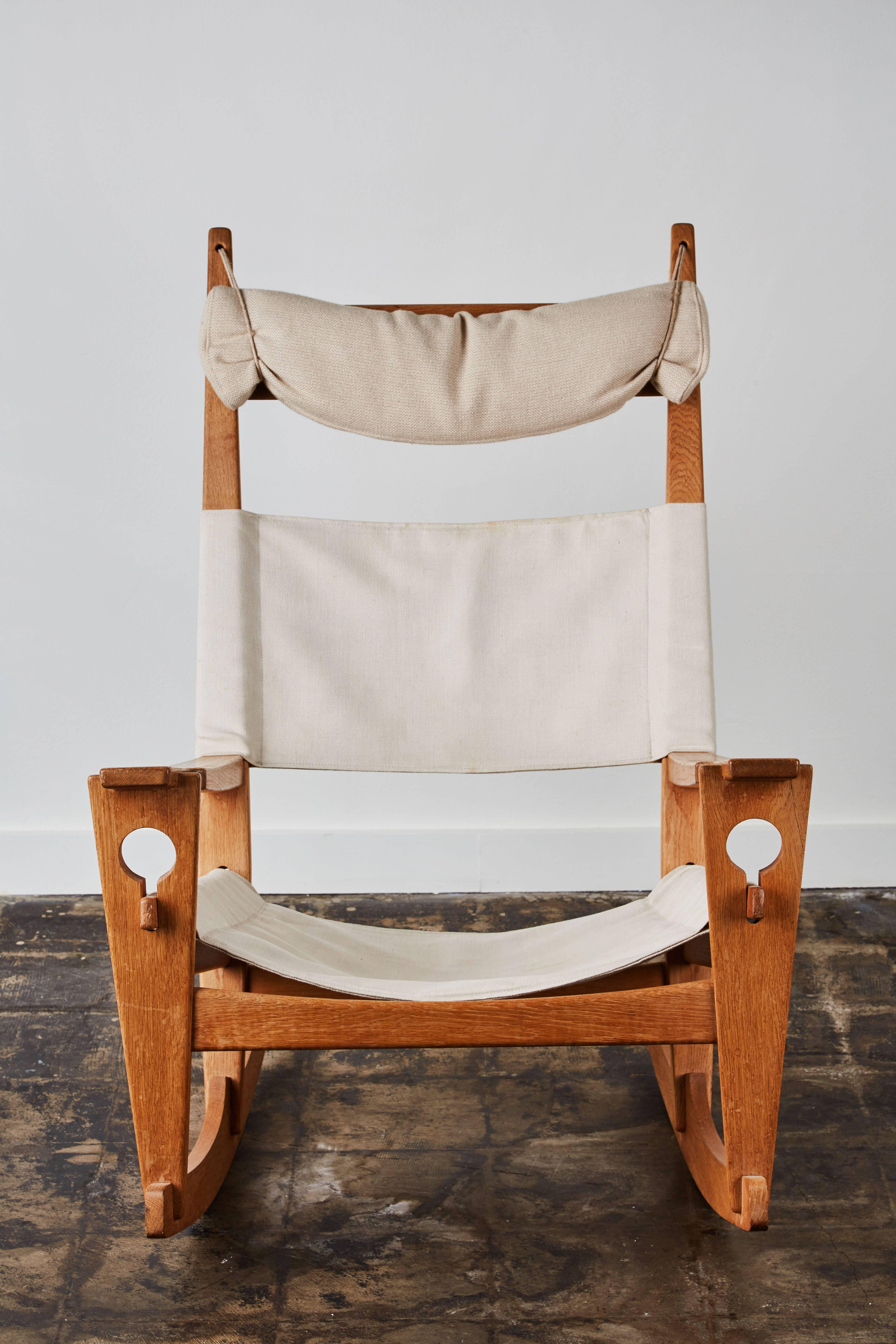 Keyhole 675 rocking chair by Hans Wegner for GETAMA. Oak frame and natural linen. Made in Denmark, circa 1967.