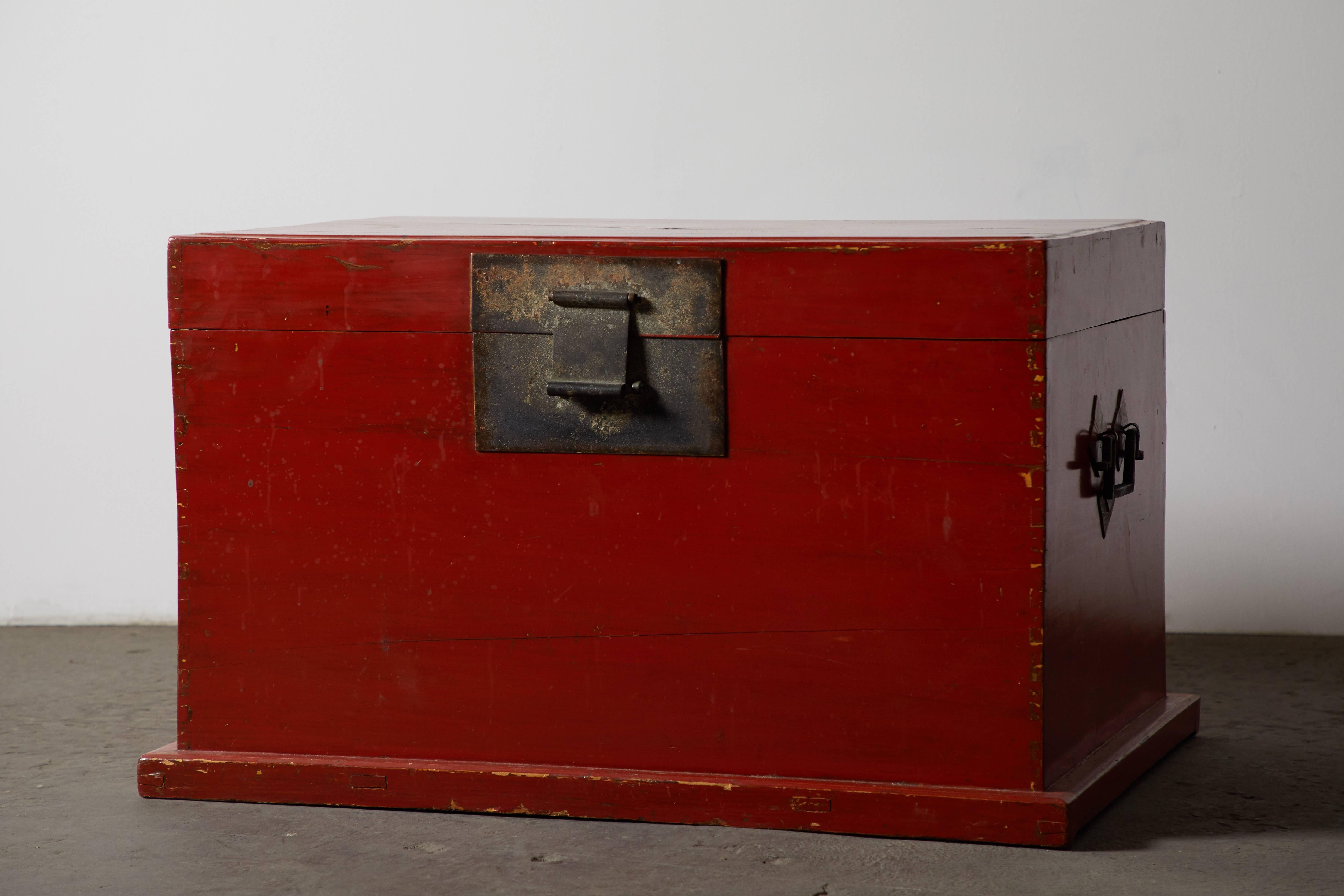 Late 19th Century Chinese Red Lacquer Trunk In Good Condition In Los Angeles, CA