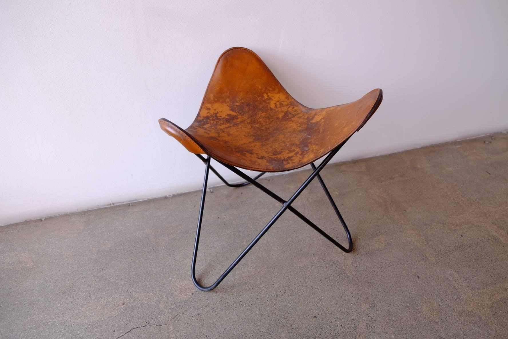 Distressed leather and iron butterfly sling stool by Jorge Ferrari-Hardoy for Knoll. Made in USA, circa 1950s.