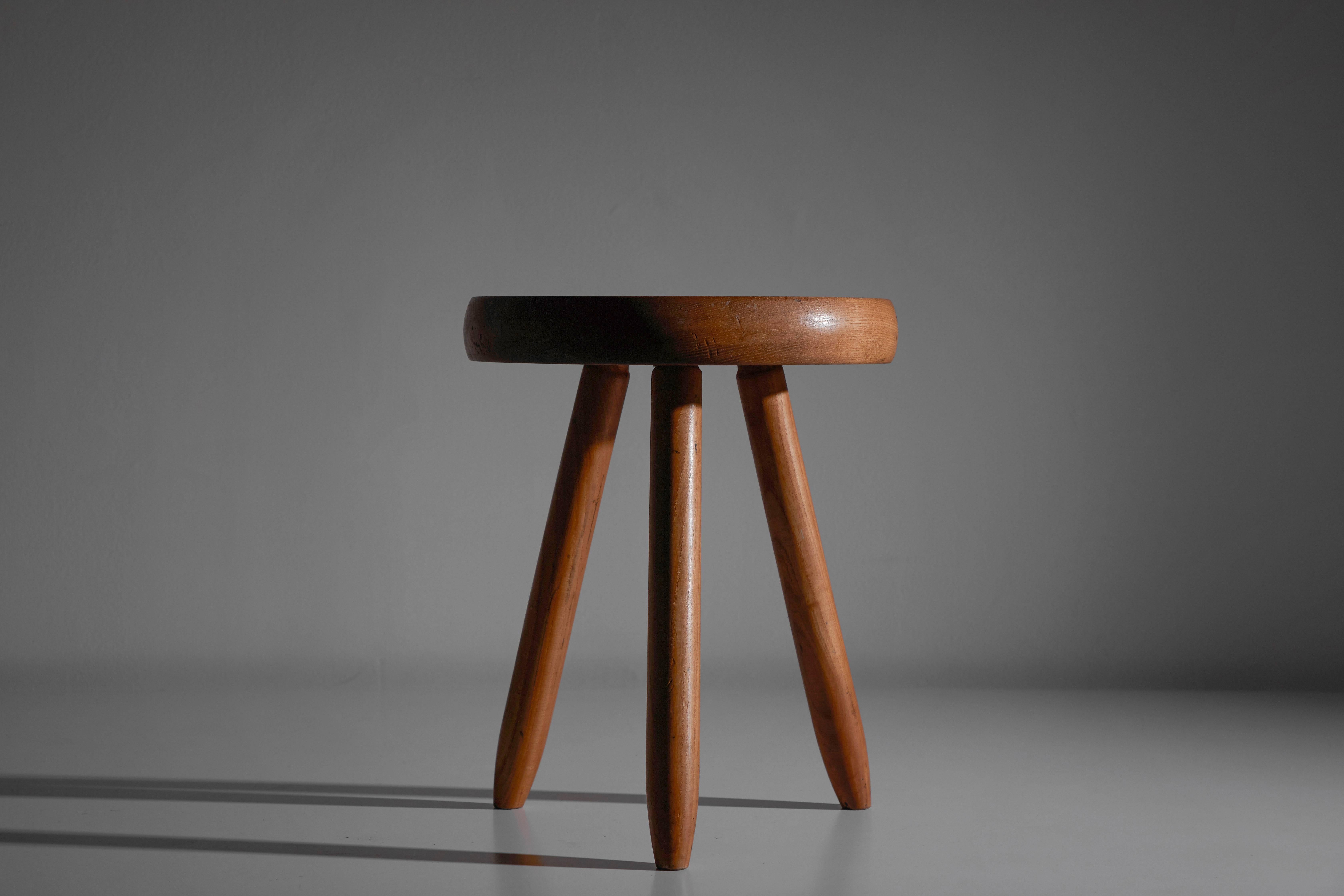 Wood stool by Charlotte Perriand for Galerie Steph Simon. Made in France, circa 1947.

literature: Charlotte Perriand Complete Works Volume 2: 1940-1955, Barsac, pg. 458 Les Décorateurs Des Années 50, Favardin, pg. 137 Charlotte Perriand