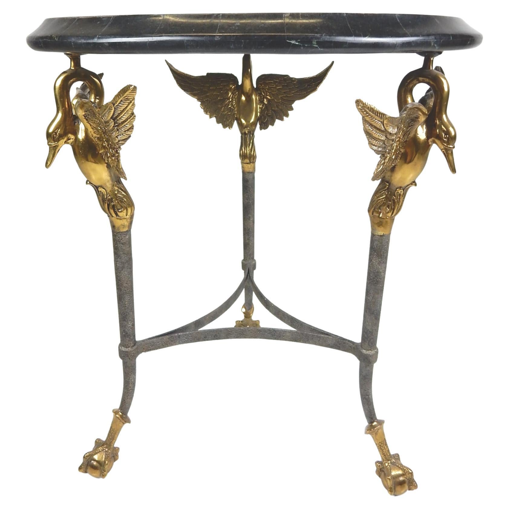 Magnifique guéridon à trois cygnes, avec de grandes griffes et des pieds en forme de boule.
Étonnante pierre tessellée en forme de pétales de fleurs,
circa 1970s made in the Philippines by Maitland-Smith.
Ce meuble d'art fonctionnel est en