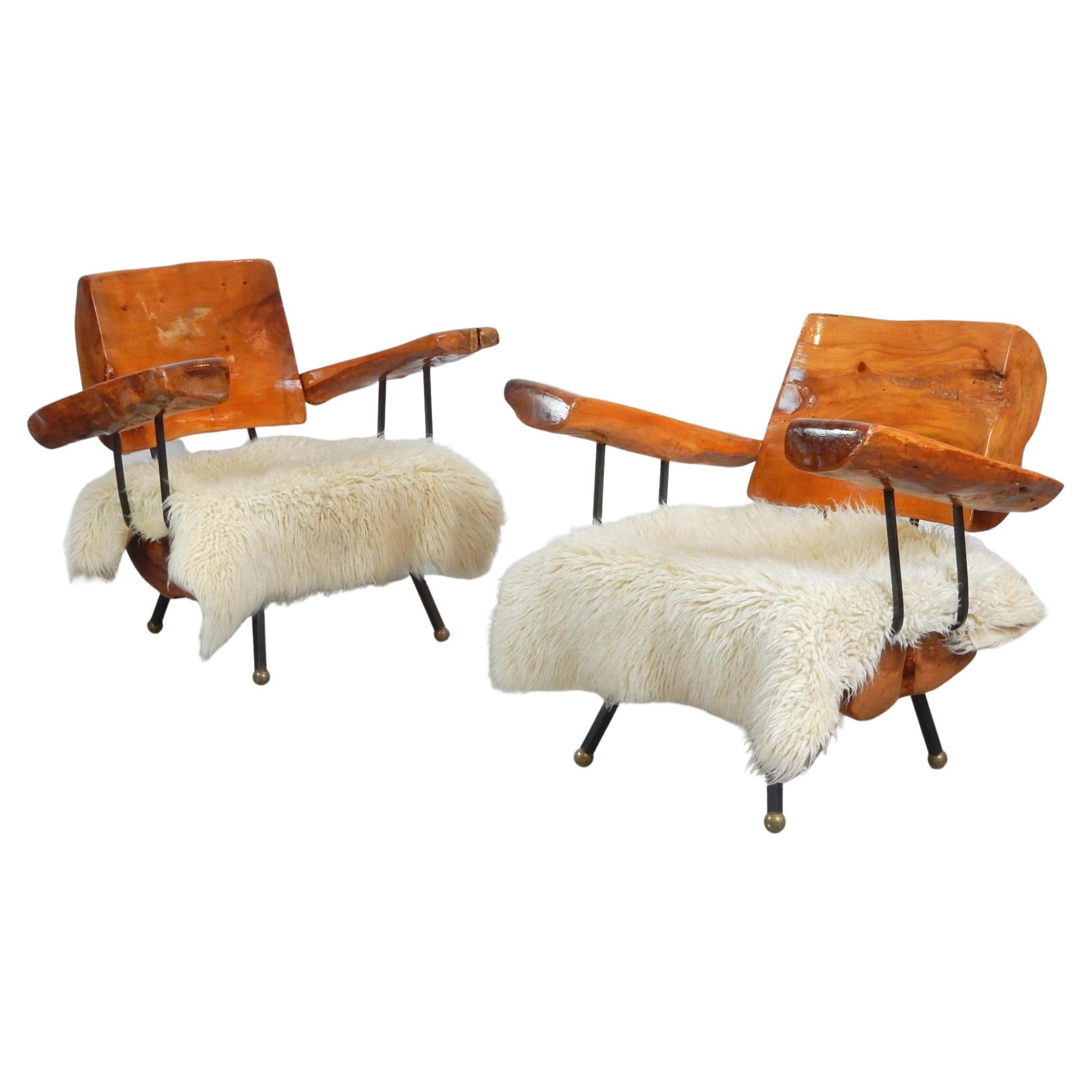 Ein erstaunliches Paar massiver Lounge-Sessel aus Sabino-Wurzelholz.
Die Beine sind handgeformt aus dickem Schmiedeeisen mit großen Bronzekugelfüßen.
Bequeme, entspannte Stühle, sehr schwer und solide.
Ein passender Couchtisch ist in einem separaten