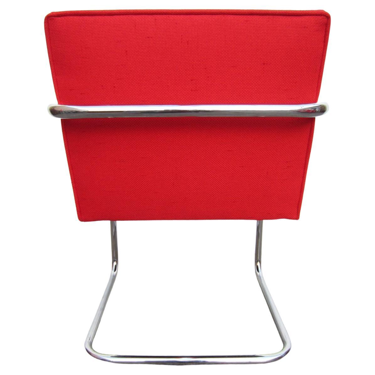 Sauberer Satz von 10 freischwingenden Brünnchen-Stühlen aus Chromstahlrohr, entworfen von Ludwig Mies van der Rohe.
Möglicherweise Knoll, aber die Etiketten der Hersteller waren nicht vorhanden, als wir gekauft haben.
Sehr gute Qualität mit tiefem