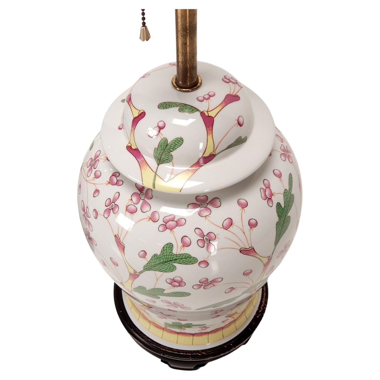 Lampade da tavolo in vaso di zenzero di ispirazione asiatica di Norman Perry Lamp CO.
Grandi vasi con coperchio in ceramica montati su basi in legno laccato.
Firmato 
