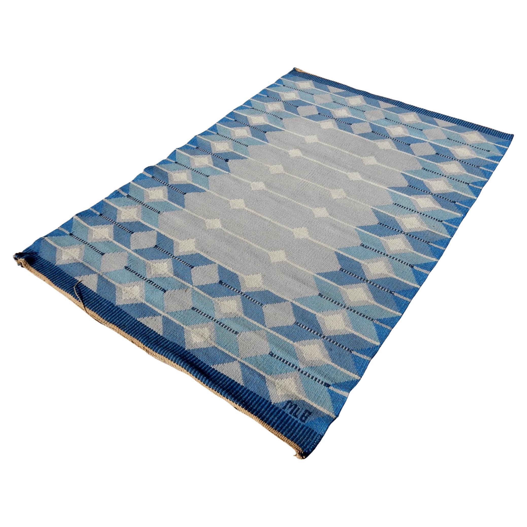 Außergewöhnlicher schwedischer Flachgewebe-Kilim-Teppich.
Wunderschöne Blau- und Weißtöne in einem hypnotisierenden geometrischen Design.
Signiert von der Weberin 