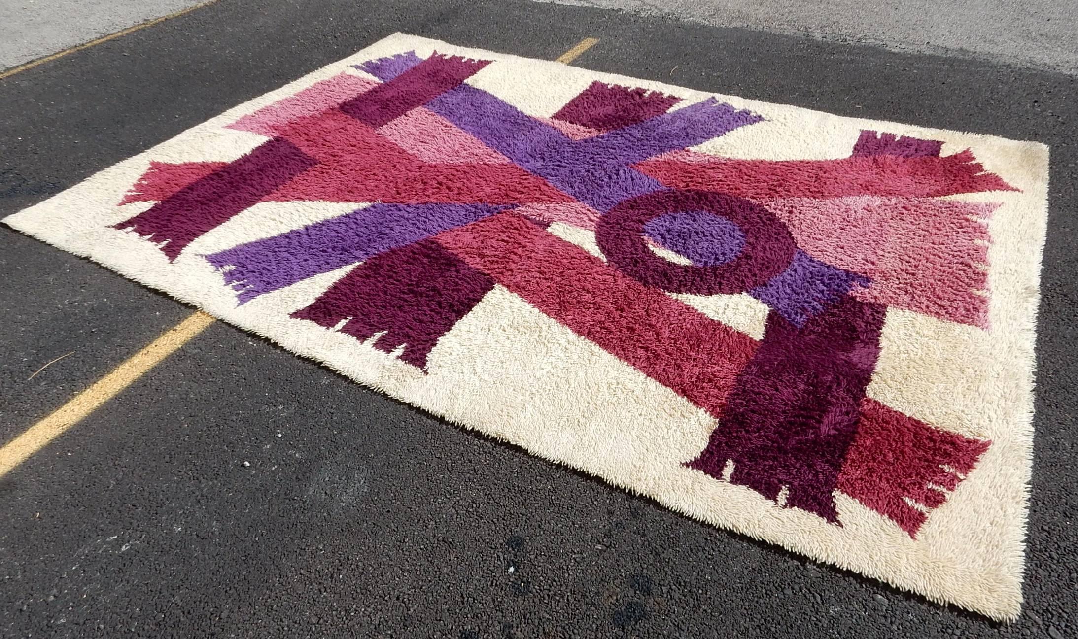 Fantastic Rya rug from Denmark, circa 1960.
Measures just over 8 feet wide and 11 feet long.
No damage, balding or stains.