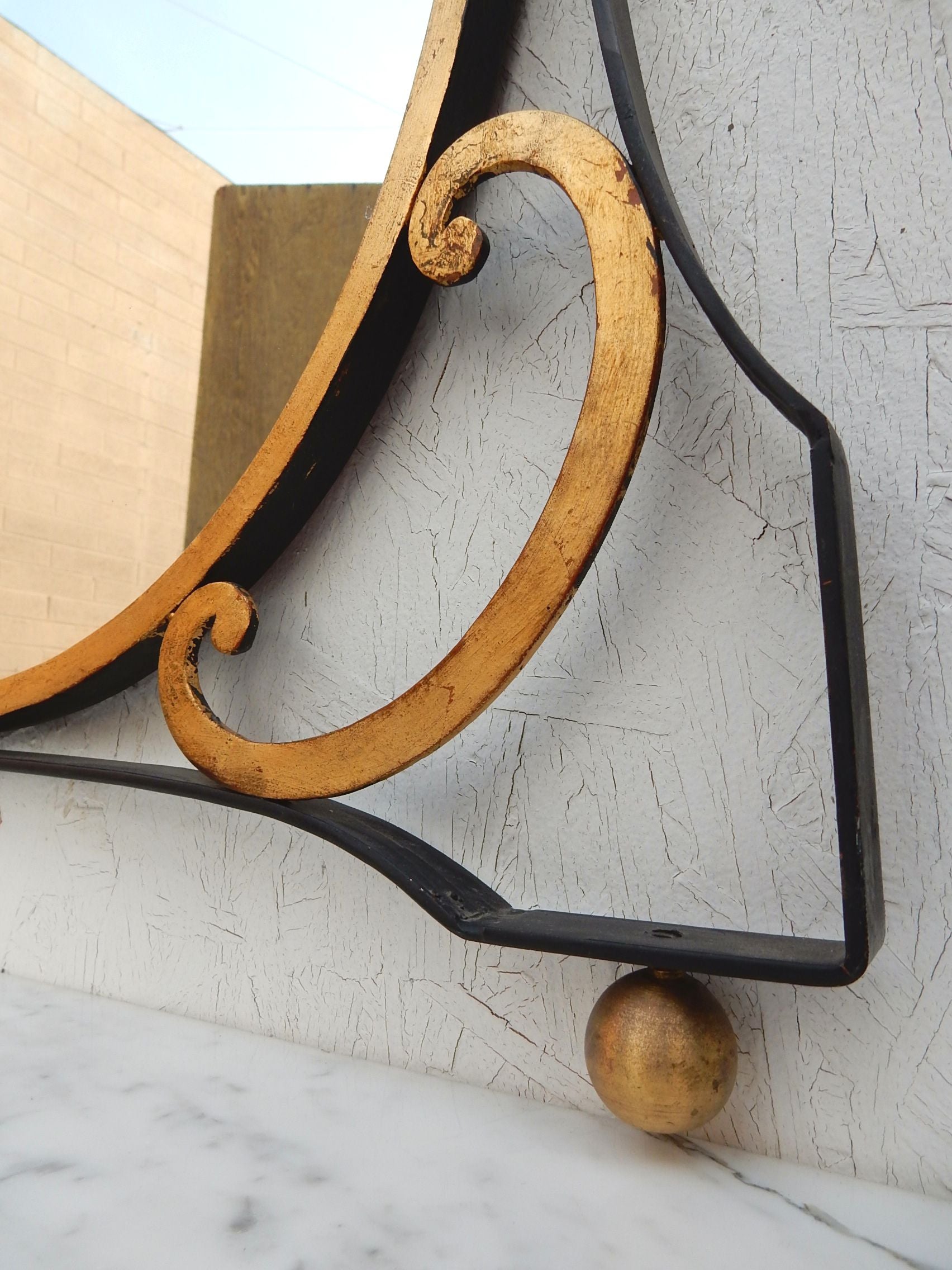 Eleganter geformter Eisenspiegel mit Wandkonsolentisch aus Italien, Polladio of Italy im Zustand „Gut“ im Angebot in Las Vegas, NV