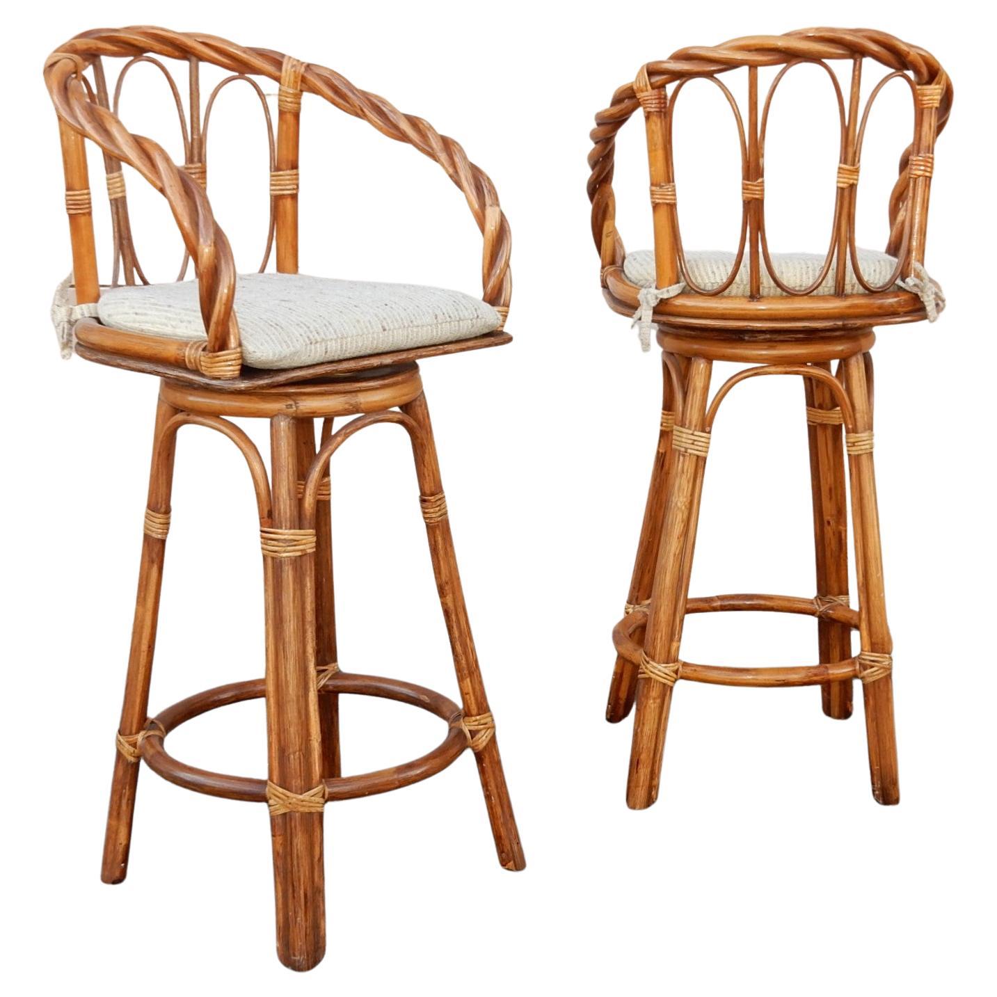 Taïwanais Tabourets de bar sculptés en rotin et canne des années 1970, 6 disponibles en vente
