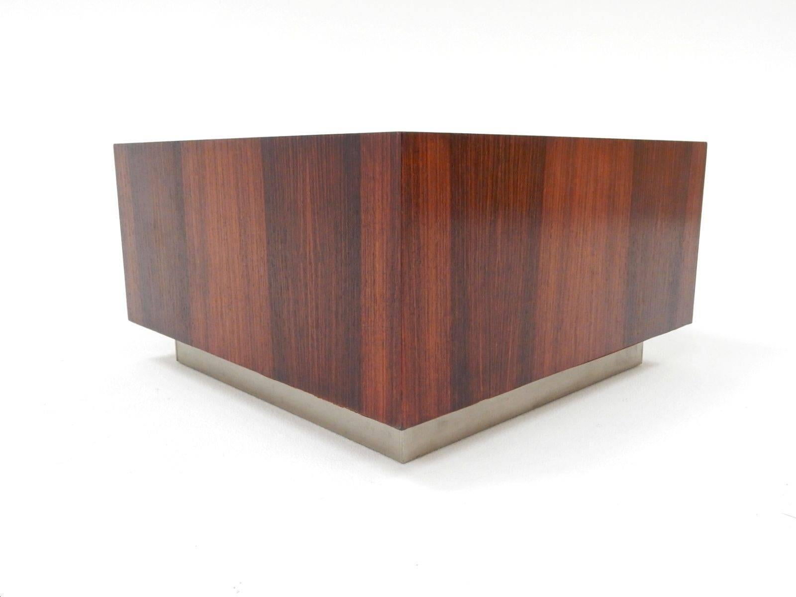 Stunning cocktail table with matched grain rosewood veneer on a brushed aluminum plinth.
High caliber piece of furniture, un-marked.
Minty condition with no chips.
