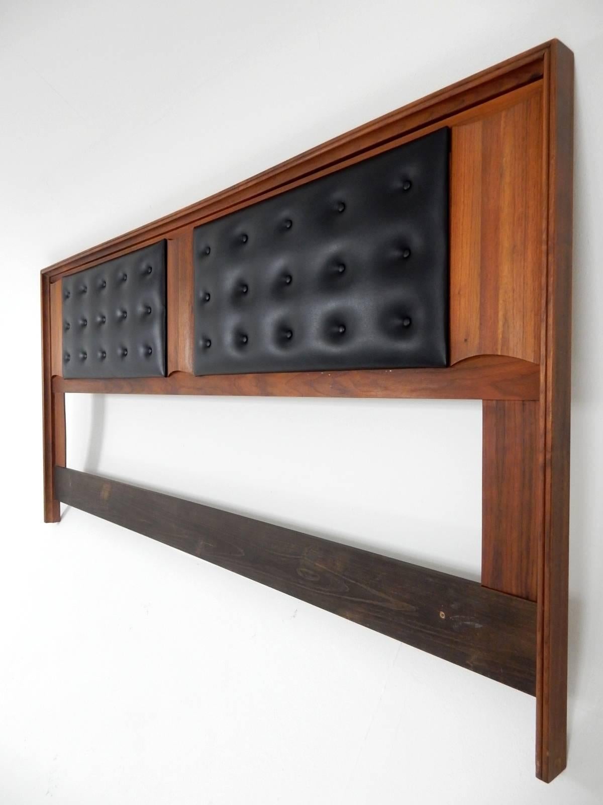 Walnut and tufted fabric kingsize headboard designed by John Keal for Brown-Saltman, circa 1960s.
Excellent condition. Very clean with no damage.