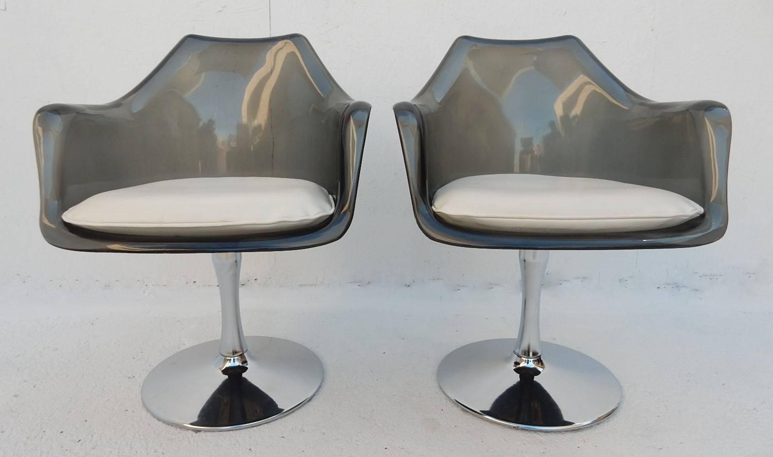 Rare set of six Mid-Century swivel armchairs formed in smoke Lucite on gleaming chrome bases from the 1960s.
Matching table base available with no glass.
