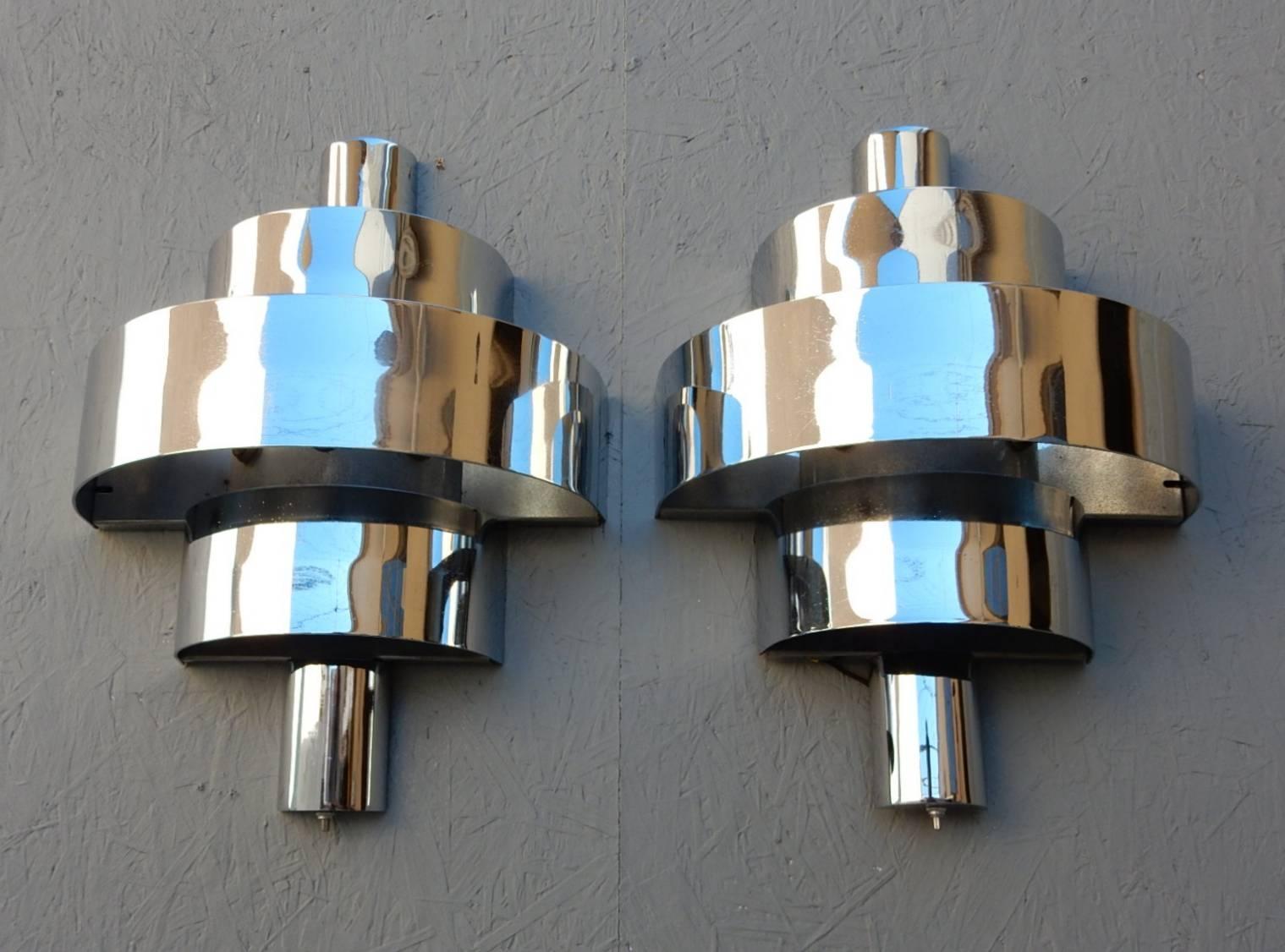 Fabulous pair of commercial size nickel-plated steel theatre wall sconces.
Large heavy wall lamps that take five candle size bulbs (three across centre and one on top and bottom). Off/on button switch on bottom.
(We have a 3rd matching sconce if