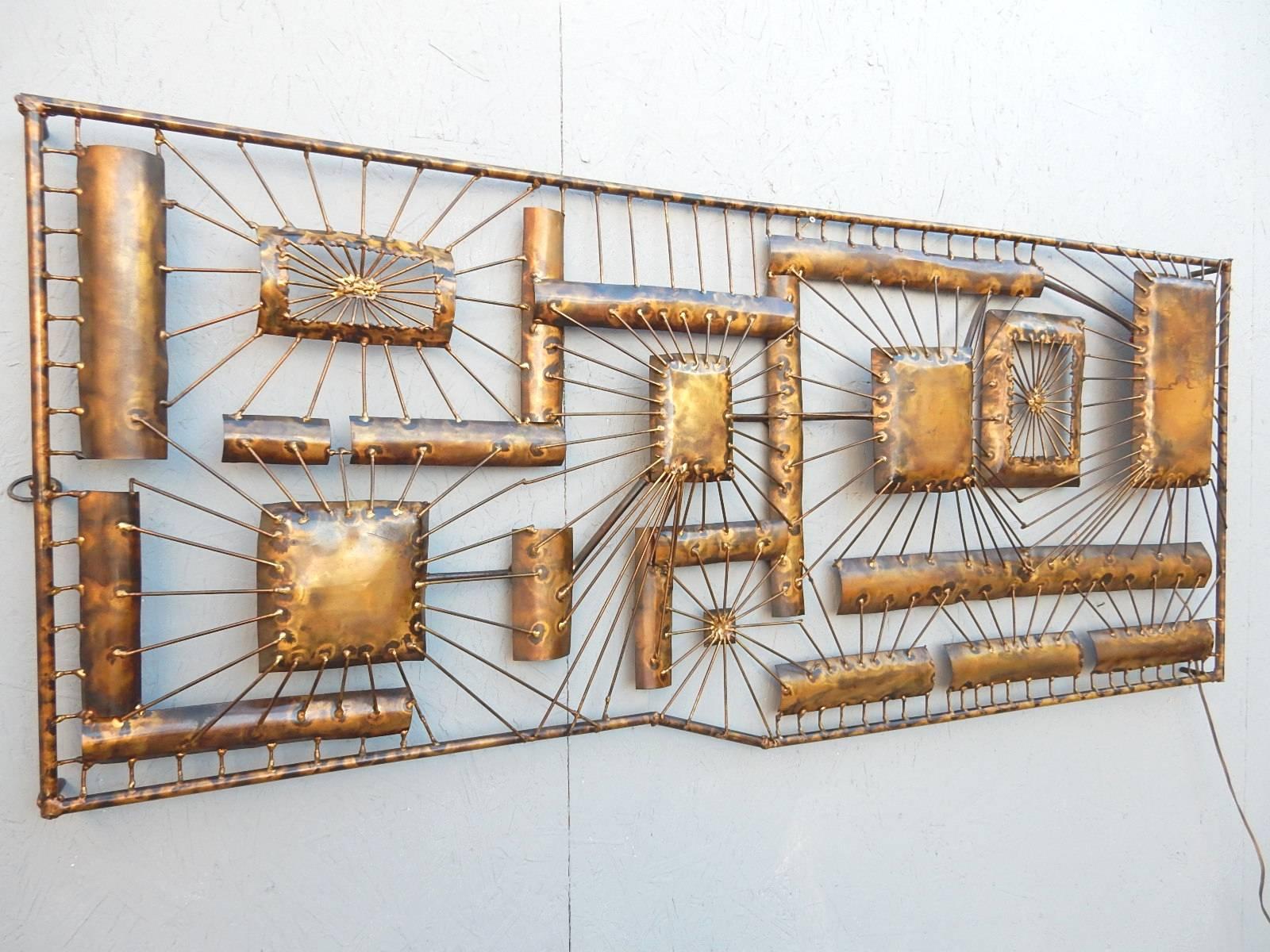 Large sofa size welded brass abstract wall sculpture or lamp sconce.
Electrified with four candle size bulbs that illuminate the design.
Fabulous piece, un-signed, circa 1960s.