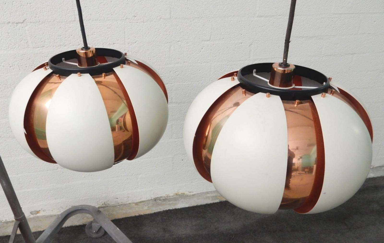 Cuivre Paire de lampes suspendues en cuivre à persiennes du milieu du siècle dernier en vente
