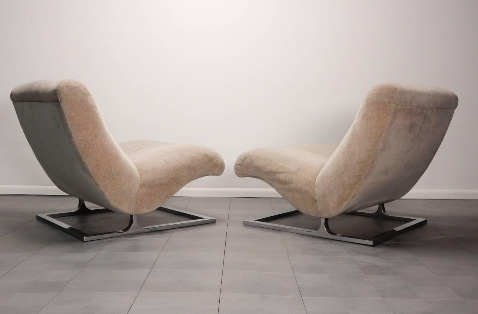 Pair of low Milo Baughman design floating lounge chairs.
Plush comfy scoop seating with chrome flat bar base.
These chairs are solid. Original upholstery shows some wear.