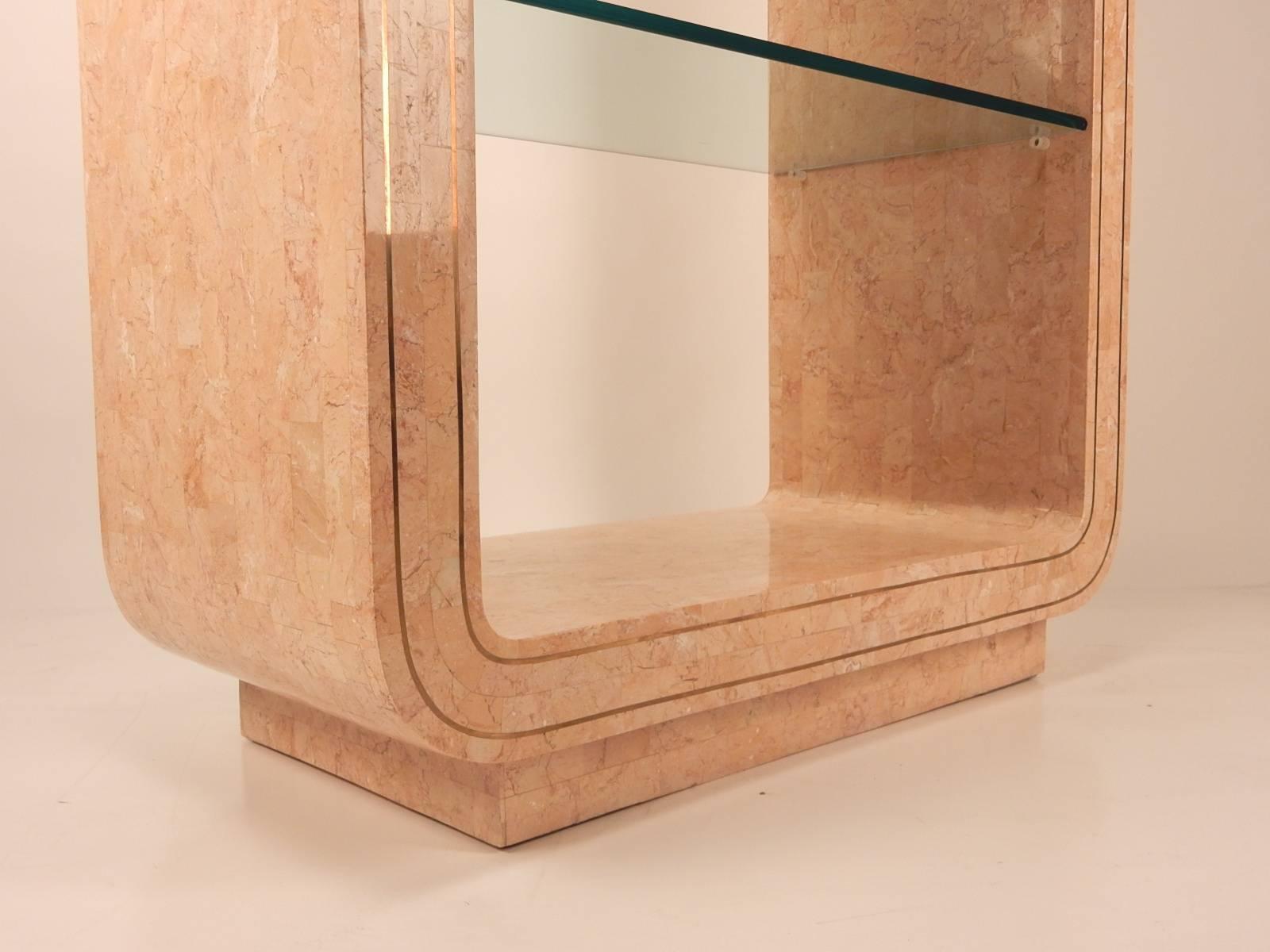 Magnifique étagère de Maitland-Smith. Pour exposer des pièces importantes.
Sculptée en pierre tessellée avec de fines incrustations de laiton, elle mesure 1,80 m de haut.
Etagères flottantes en verre de 4 1/2