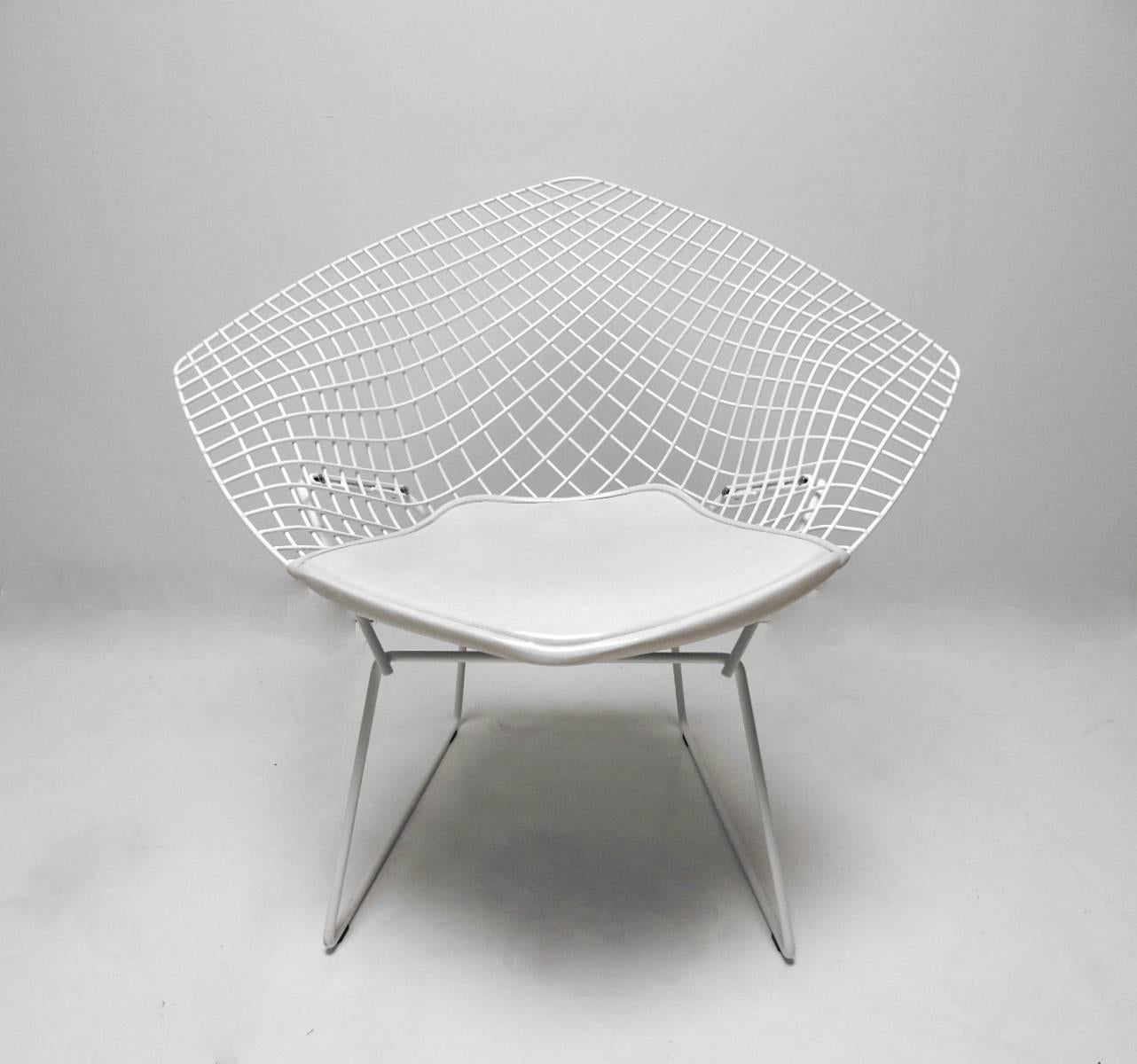 Clean pair of white diamond wire lounge chairs by Knoll.
Designed by Harry Bertoia in 1952.