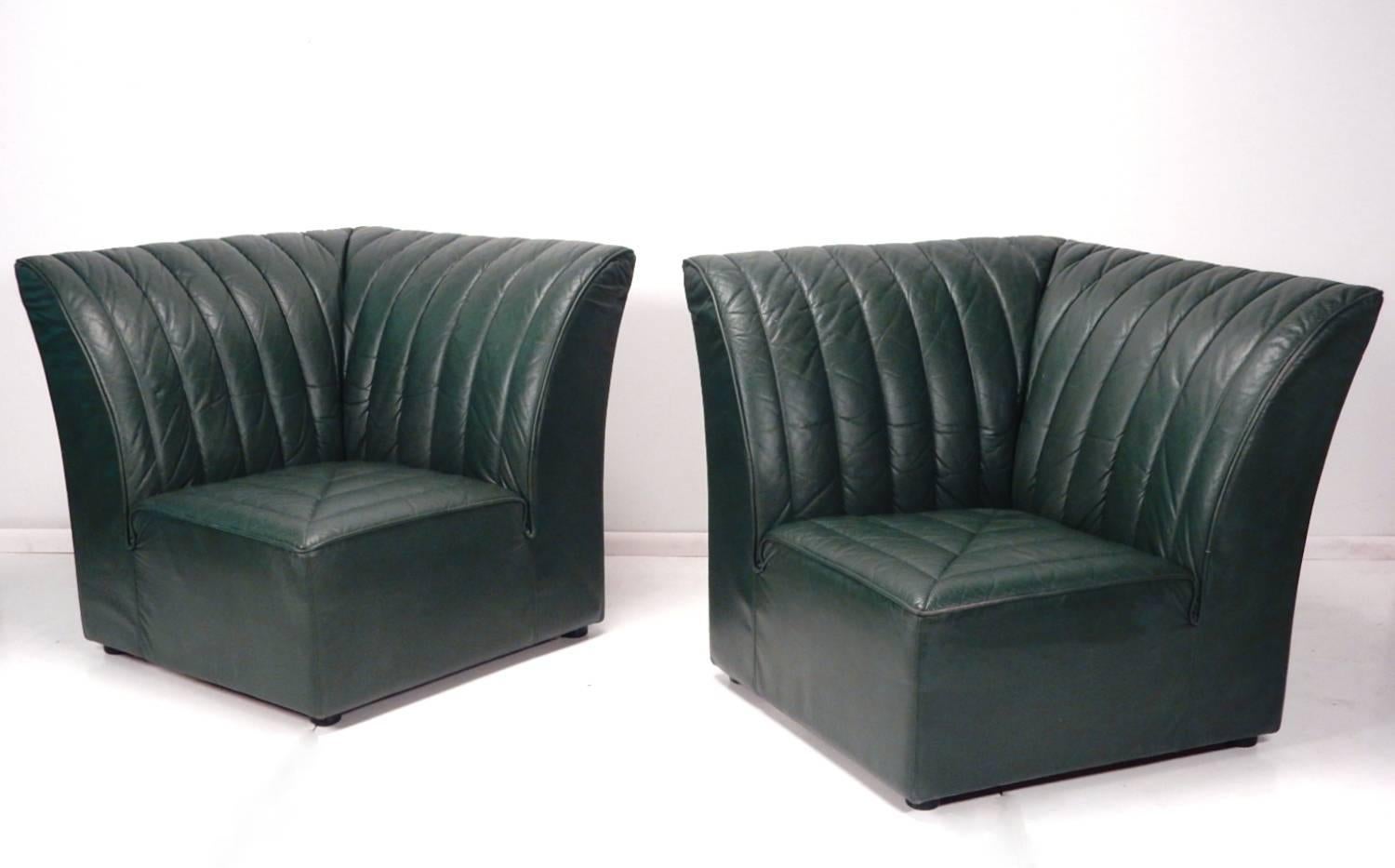 Spectacular leather settee designed by Guido Faleschini for Pace Collection by i4 Mariani.
Gorgeous hunter green premium leather.
Can be separated for use as a pair of club chairs or styled with a table between.
Underside strap to secure them