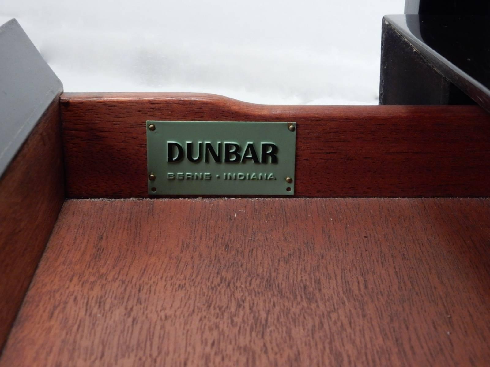 Américain Table d'appoint bicolore Dunbar Furniture conçue par Edward Wormley dans les années 1940 en vente