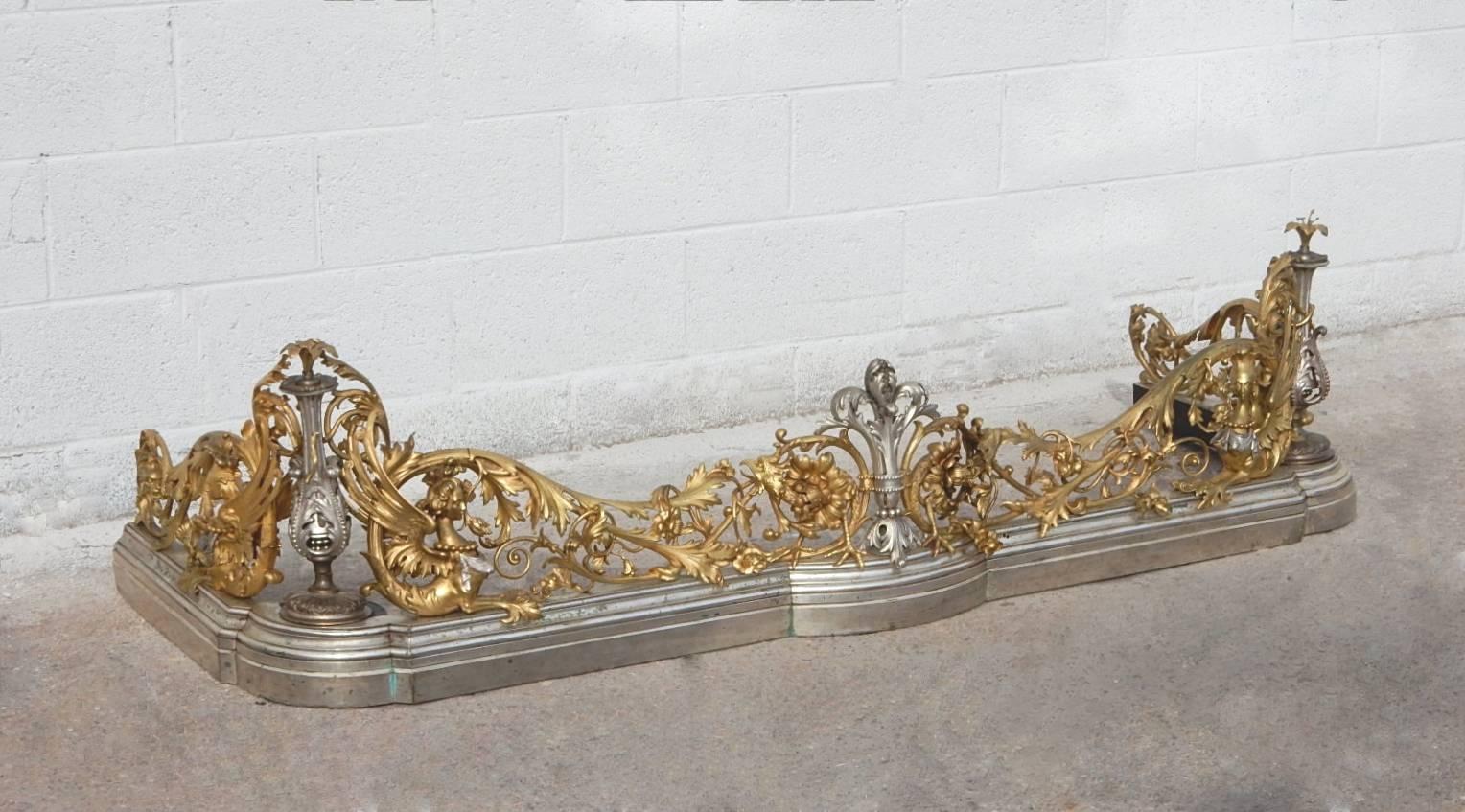 19th century gilded bronze Italian fireplace Fender by master sculptor Giuseppe Speluzzi (1827-1890) of Milan.
Magnificent work of art, four of Dante's Harpies adorn the side corners while four fierce phoenix guard each side of the centre fleur de