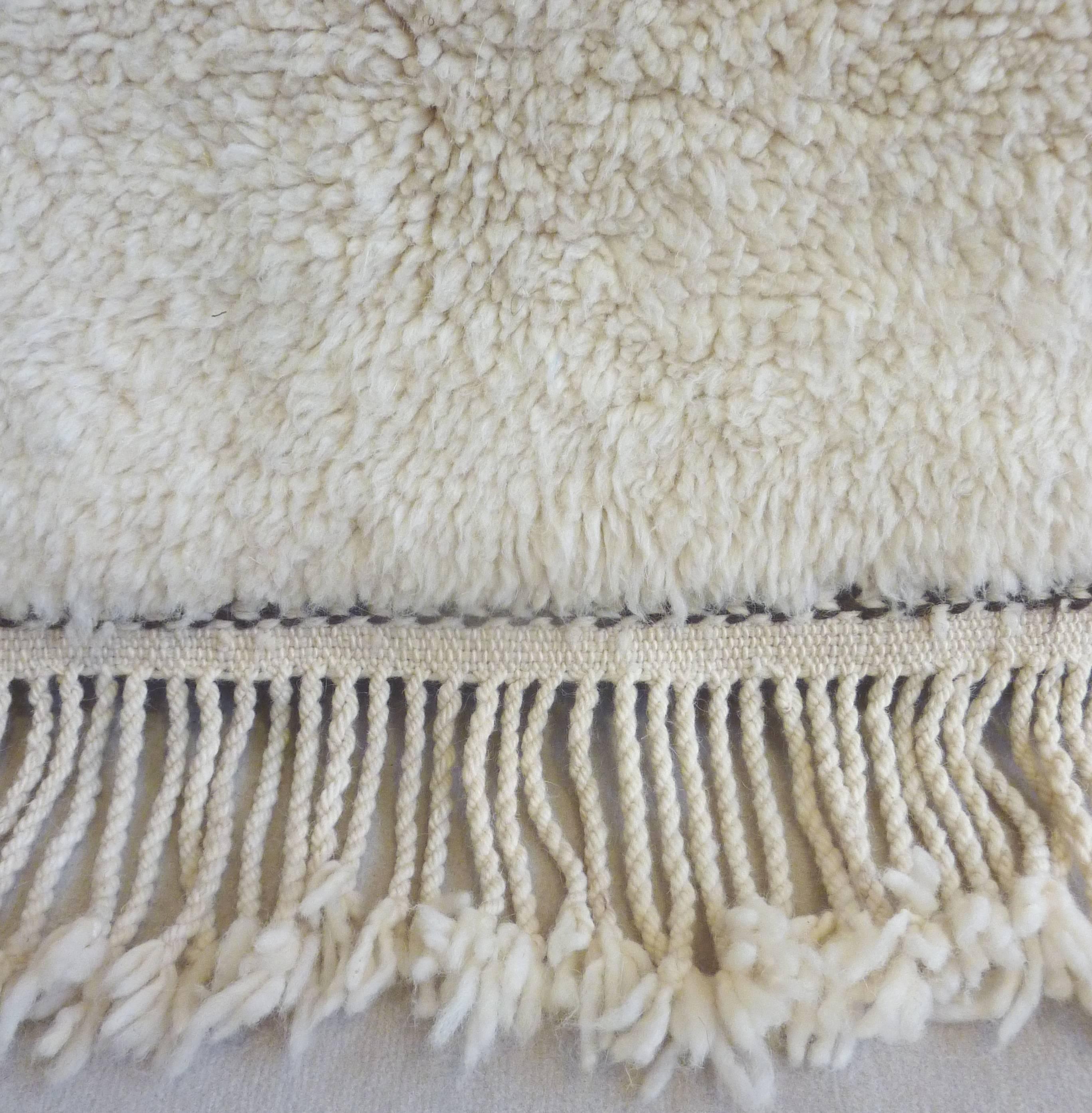 Oversized Ivory Beni Ouarain Carpet In Excellent Condition In Lyon, FR