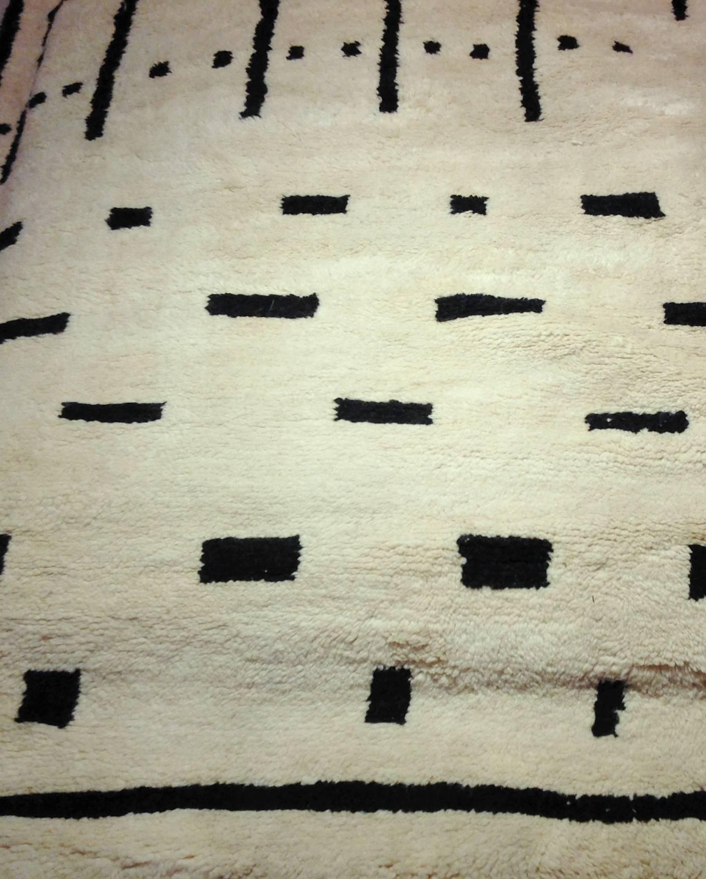 Large Contemporary Ivory and Black Moroccan Rug In Excellent Condition In Lyon, FR