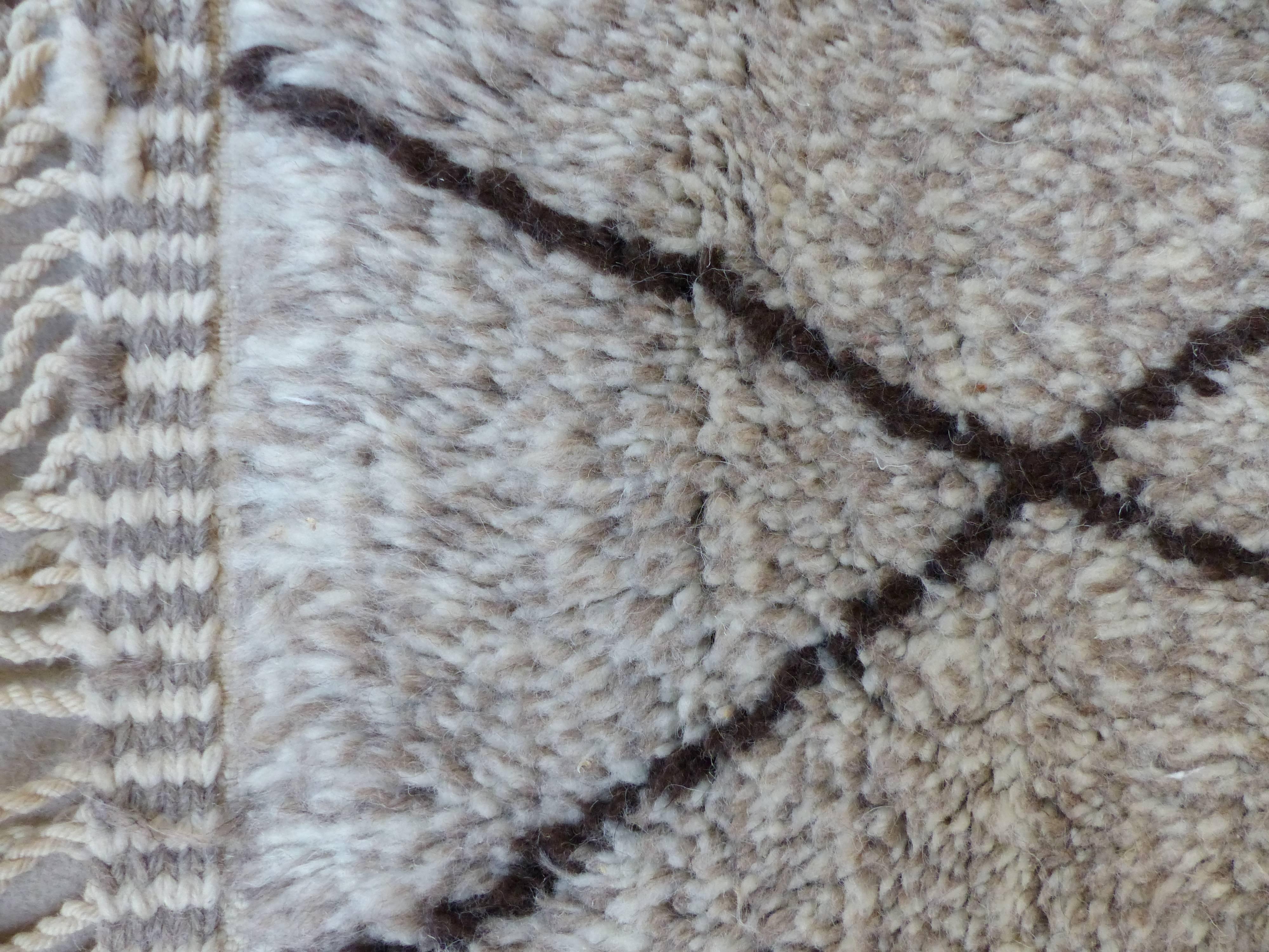 Exceptionally soft, mix of ivory and grey wool carpet made in Mrirt.
Every single knot has both grey and ivory wool which gives a fine shade to the color. Have a look at the detail pictures. These carpets are woven from un-dyed natural wool and