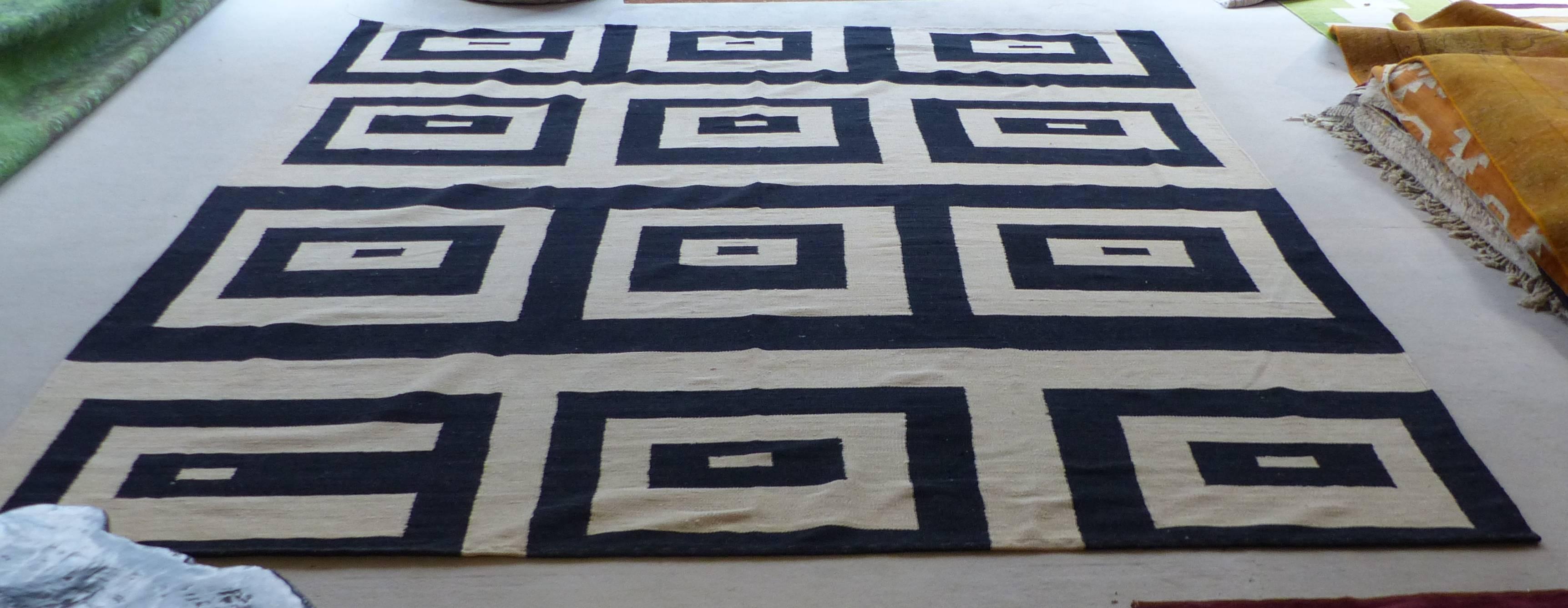 Large Black and White Handwoven Kilim Modern Design In Excellent Condition For Sale In Lyon, FR
