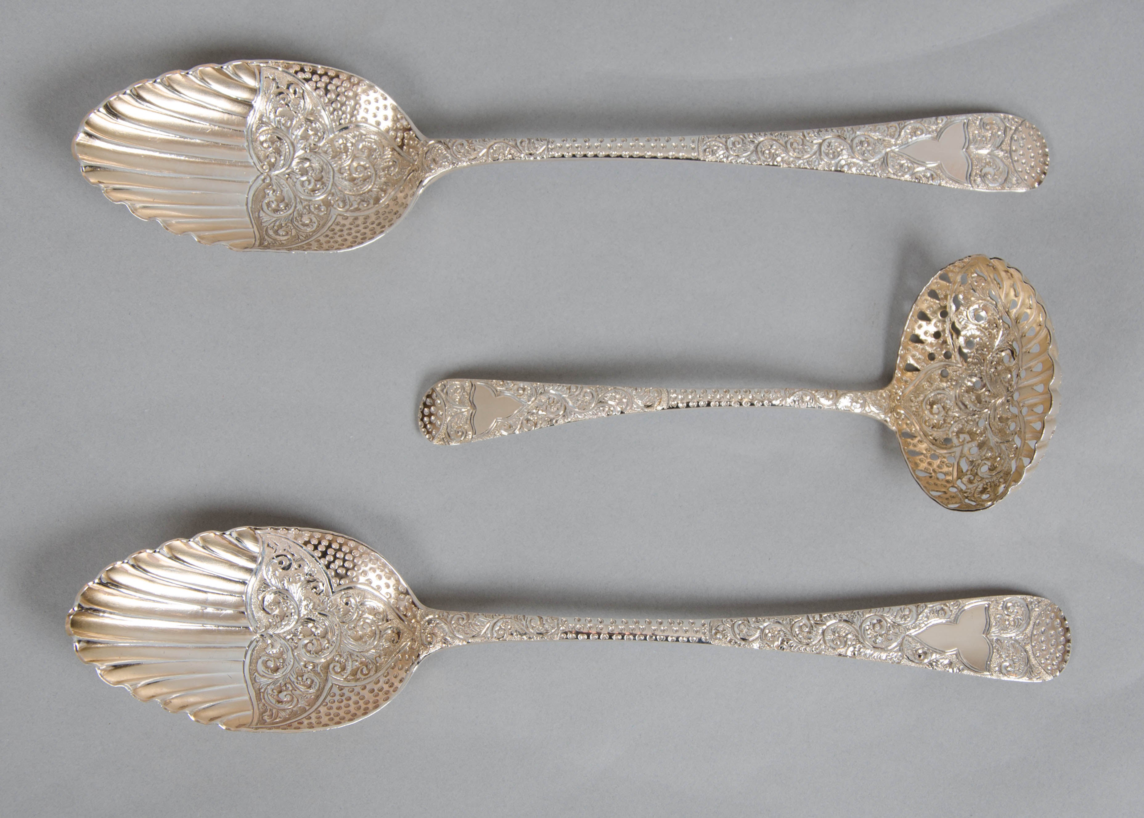 Three-Piece George III Berry Spoons with Sugar Sifter In Excellent Condition For Sale In Dorking, Surrey