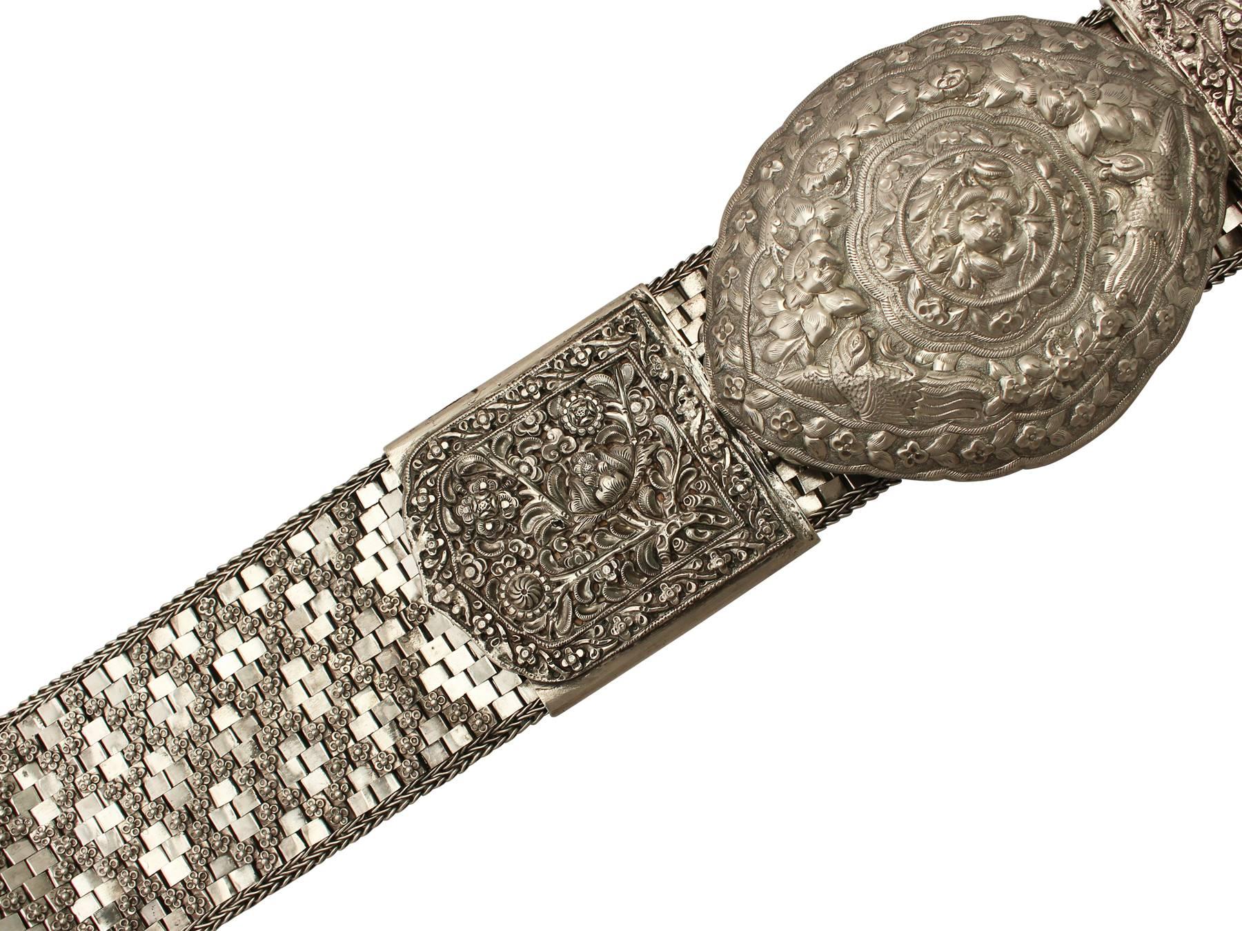 An exceptional, fine and impressive antique Chinese Export silver belt; an addition to our diverse range of Chinese silverware

This exceptional antique Chinese Straits silver belt has a broad articulated form with an oval shaped buckle.

The