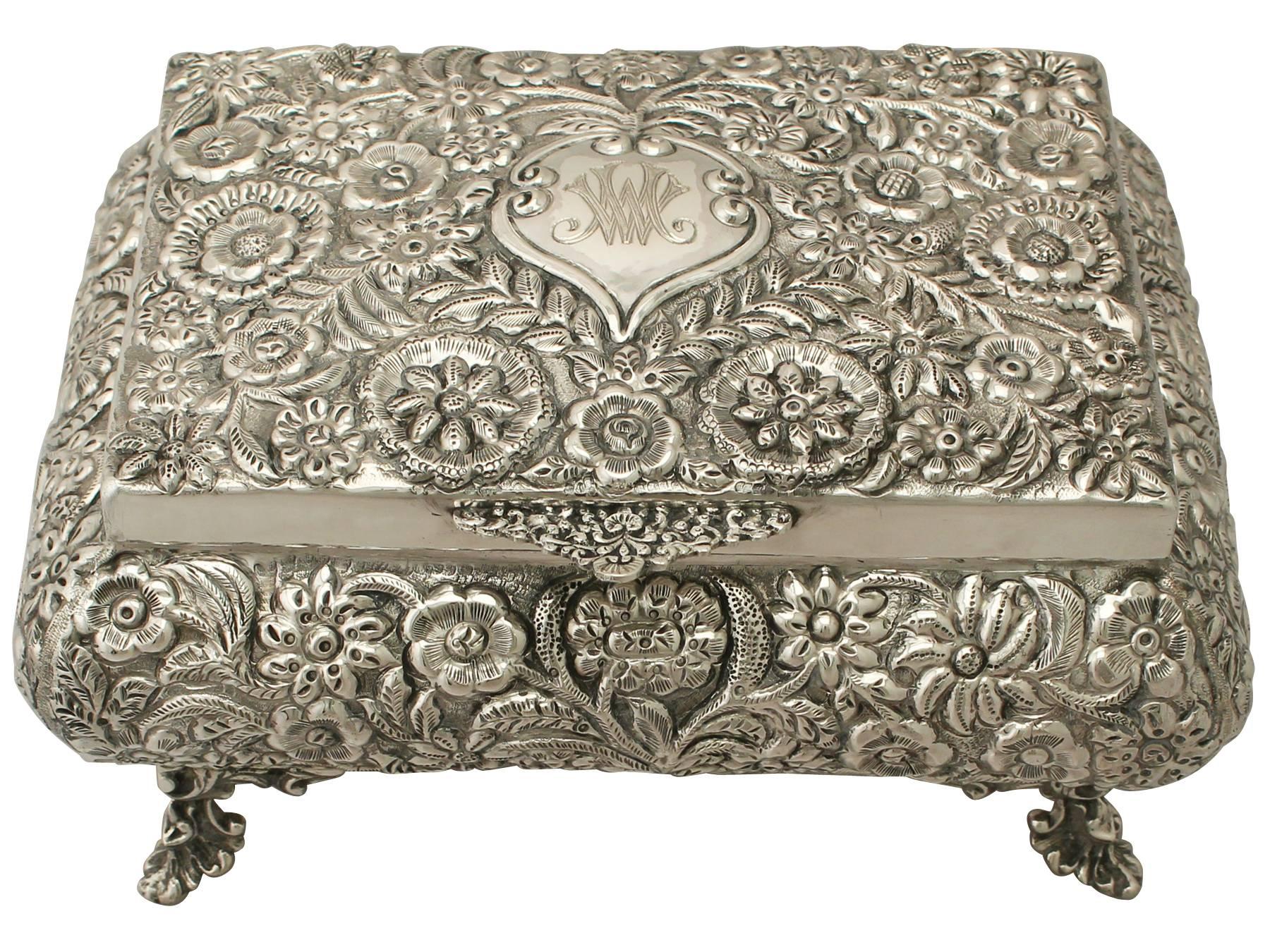 An exceptional, fine and impressive vintage Egyptian silver jewelry casket in the antique style; an addition to our ornamental silver collection

This exceptional vintage Egyptian silver jewelry casket has a rectangular rounded form, in the