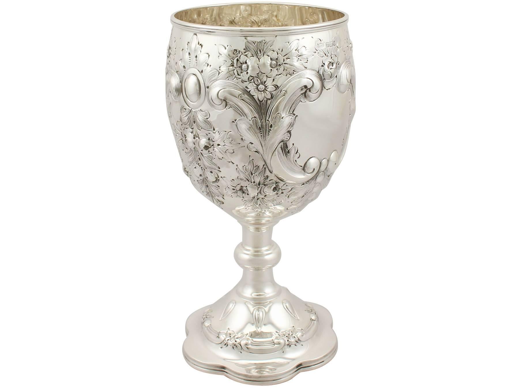 An exceptional, fine and impressive, large antique Edwardian English sterling silver presentation cup; an addition to our presentation silverware collection

This exceptional antique Edwardian sterling silver cup has a plain circular bell shaped