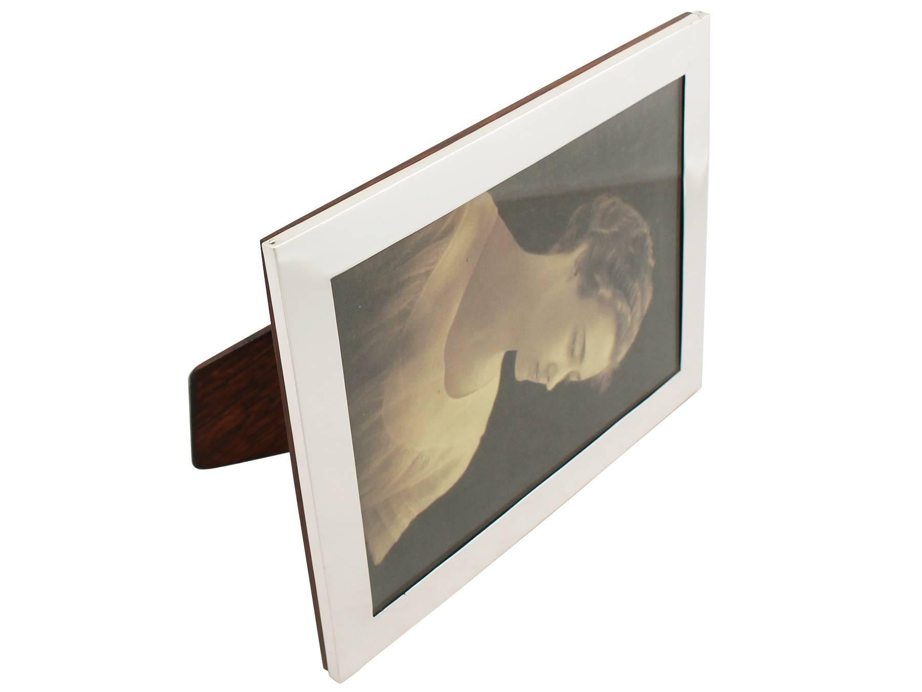 An exceptional, fine and impressive, large antique Edwardian English sterling silver photograph frame; an addition to our ornamental silverware collection

This exceptional antique Edwardian large sterling silver photo frame has a plain