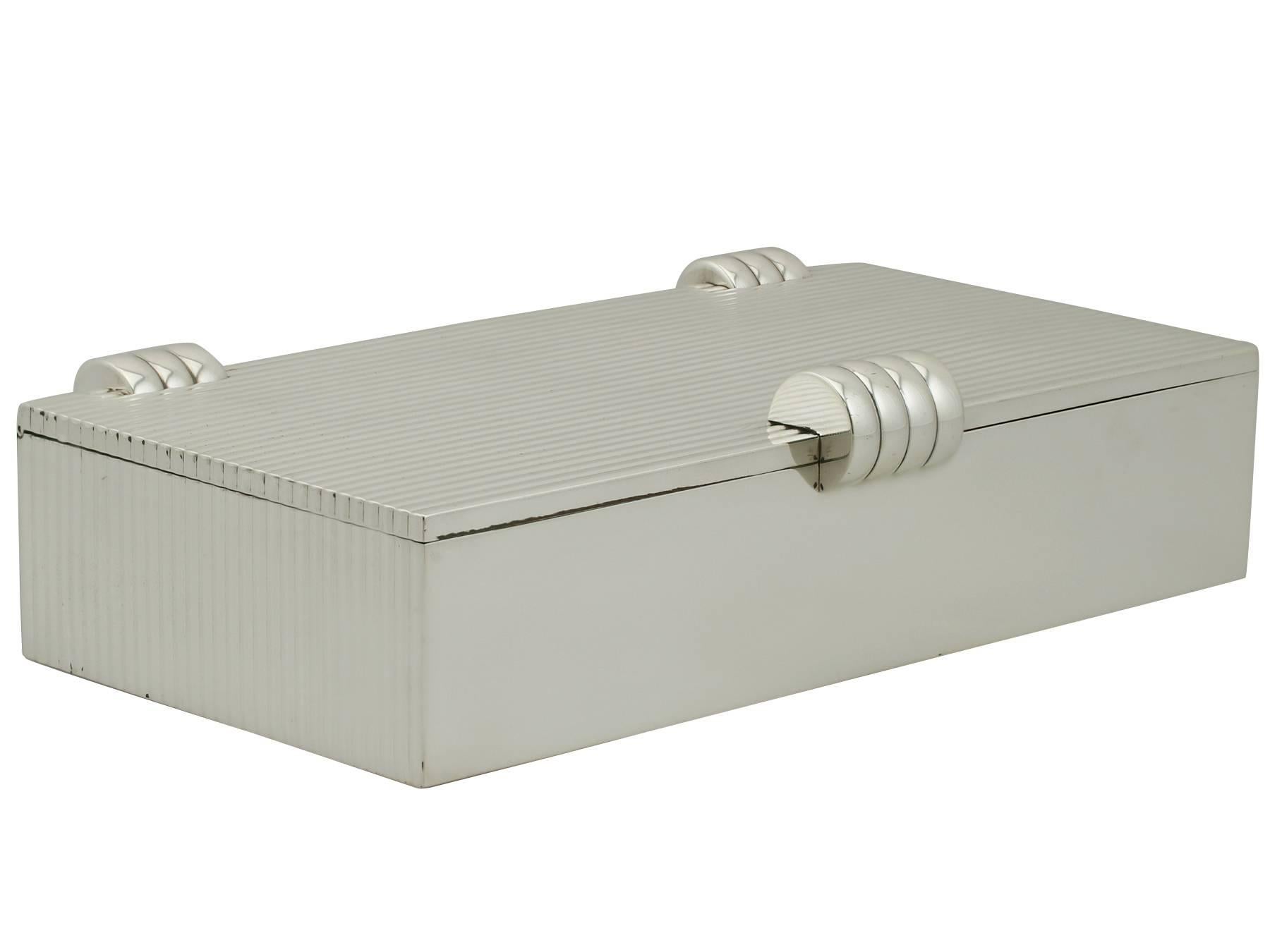An exceptional, fine and impressive vintage French 950 standard silver cigar / cigarette box made by Cartier in the Art Deco style; an addition to the ornamental silverware collection

This exceptional vintage French silver cigar / cigarette box has