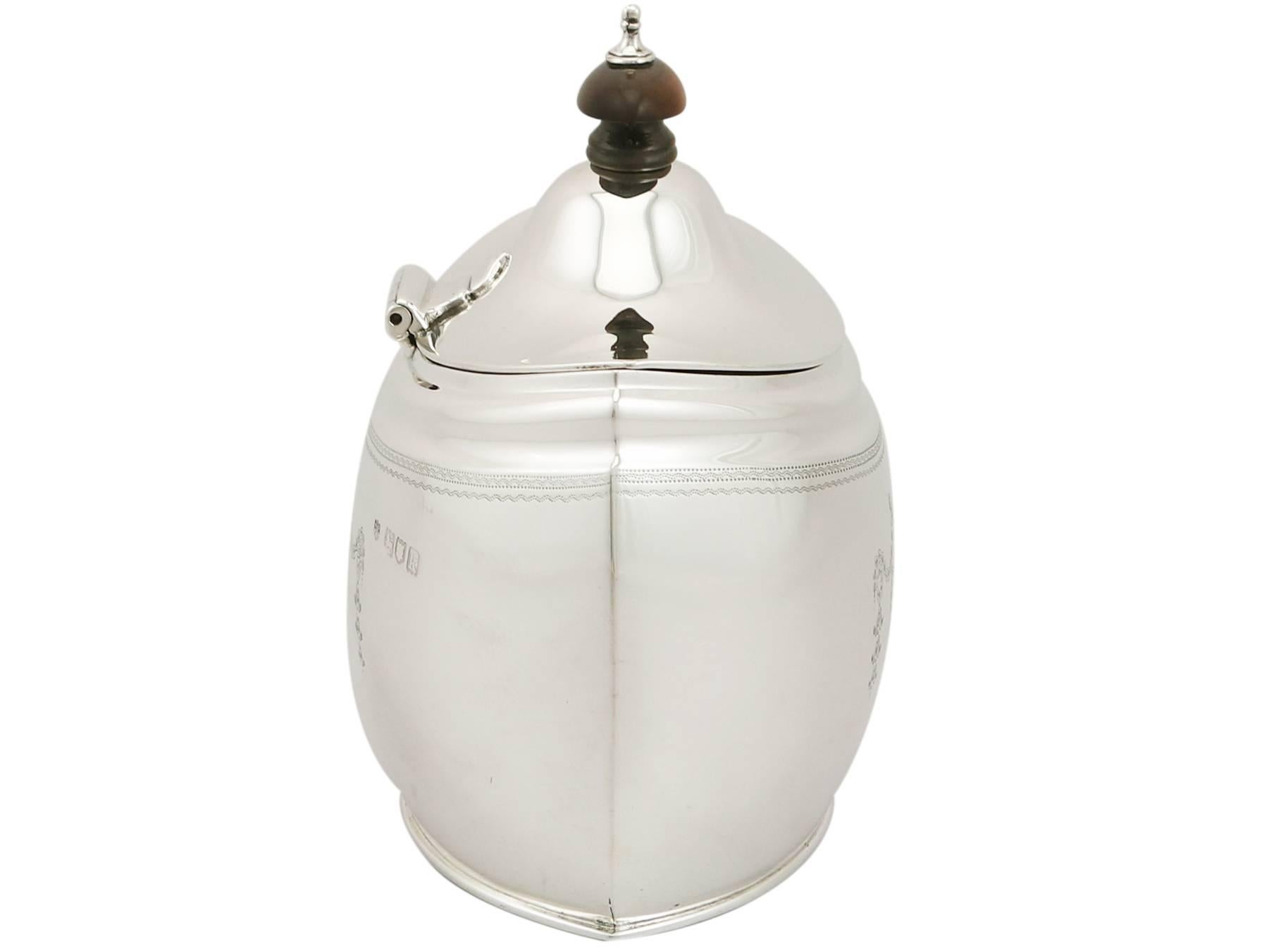 An exceptional, fine and impressive antique Edwardian English sterling silver tea caddy made by Edward Barnard & Sons Ltd; an addition to our silver teaware collection

This exceptional antique Edwardian sterling silver tea caddy has a plain oval