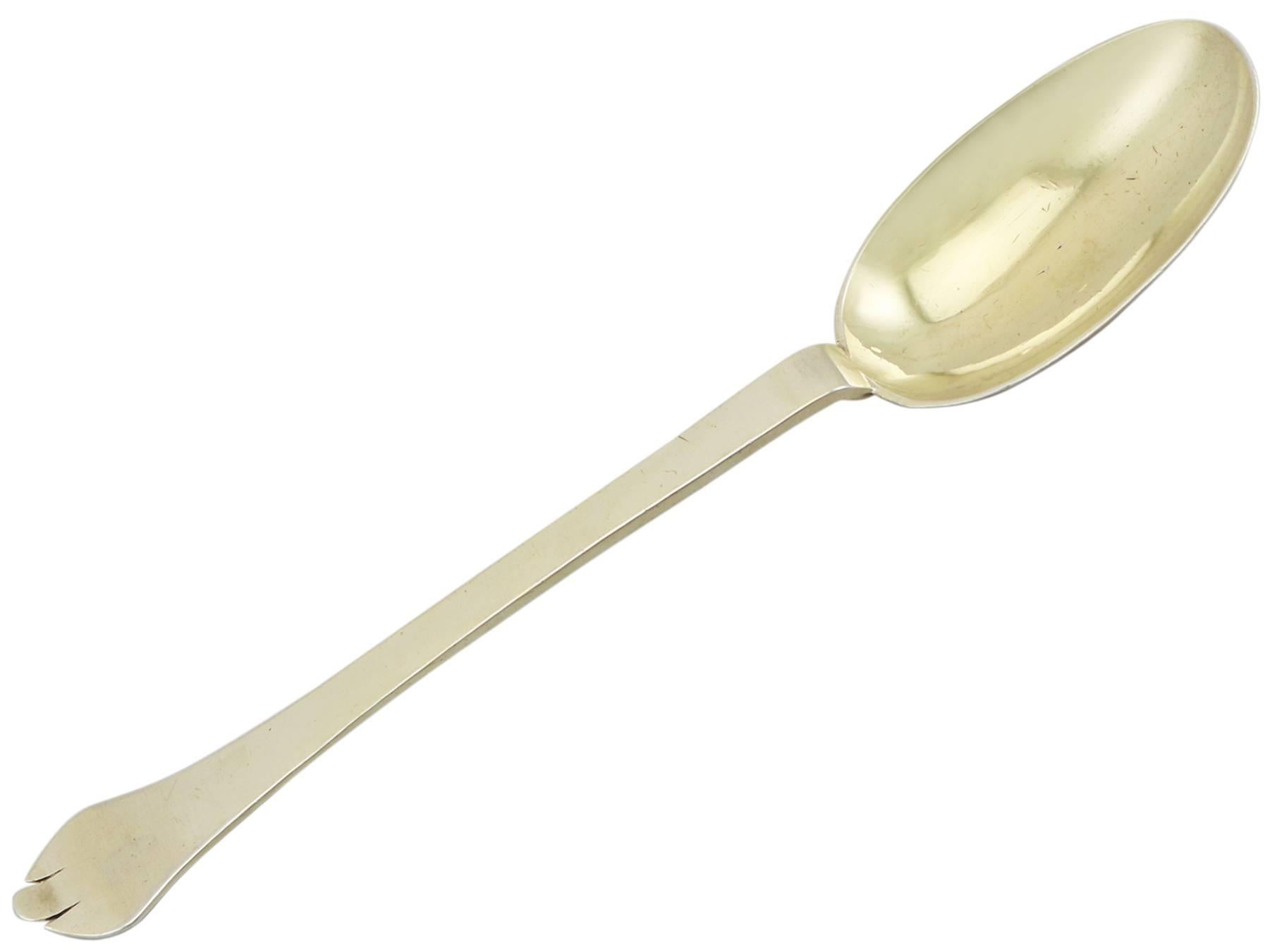 This exceptional antique Queen Anne Britannia standard* silver spoon has been crafted in the Trefid Rat Tail pattern.

The anterior surface of this Trefid spoon is plain and unembellished.

The reverse of the handle terminal is embellished with