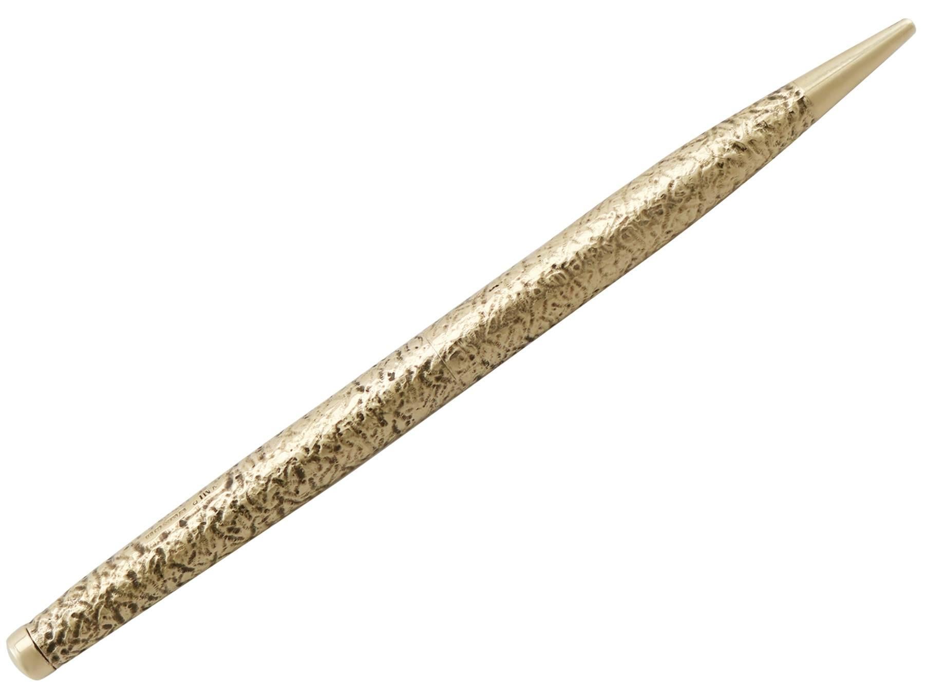 An exceptional, fine and impressive vintage Elizabeth II 9-karat gold pencil; an addition to our ornamental silverware collection.

This exceptional vintage Elizabeth II 9-karat gold pencil has a cylindrical shaft to a tapering tip.

The