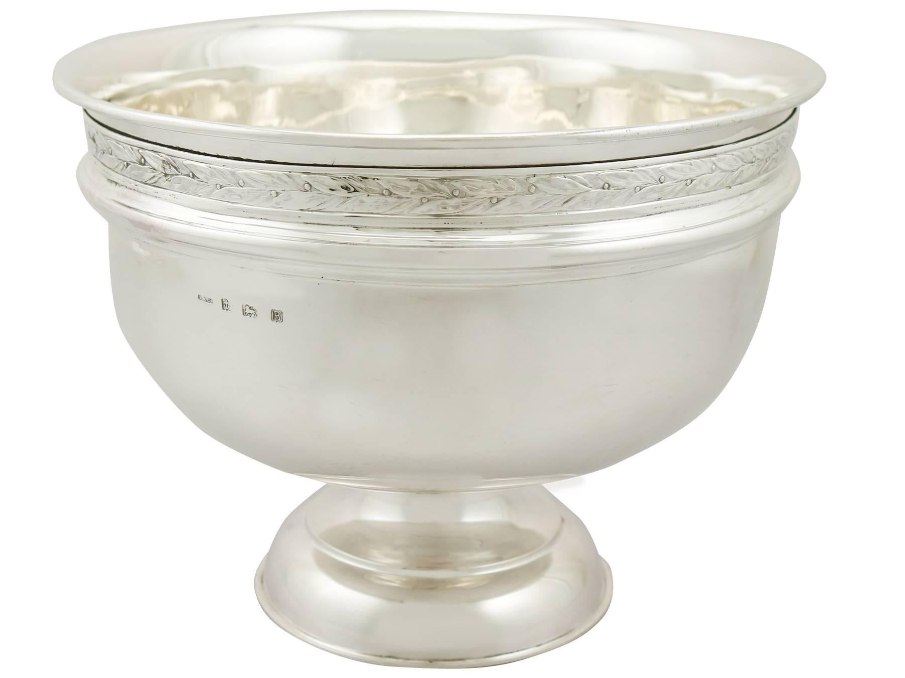 An exceptional, fine and impressive antique George V English sterling silver presentation bowl with golfing interest; an addition to our ornamental silverware collection.

This exceptional antique 1920s sterling silver bowl has a circular rounded