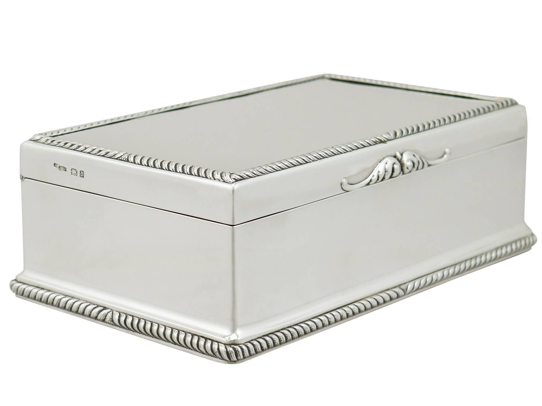 An exceptional, fine and impressive antique George V English sterling silver jewellery box in the Regency style; an addition to our collection of boxes and cases.

This exceptional antique George V sterling silver jewellery box has a plain