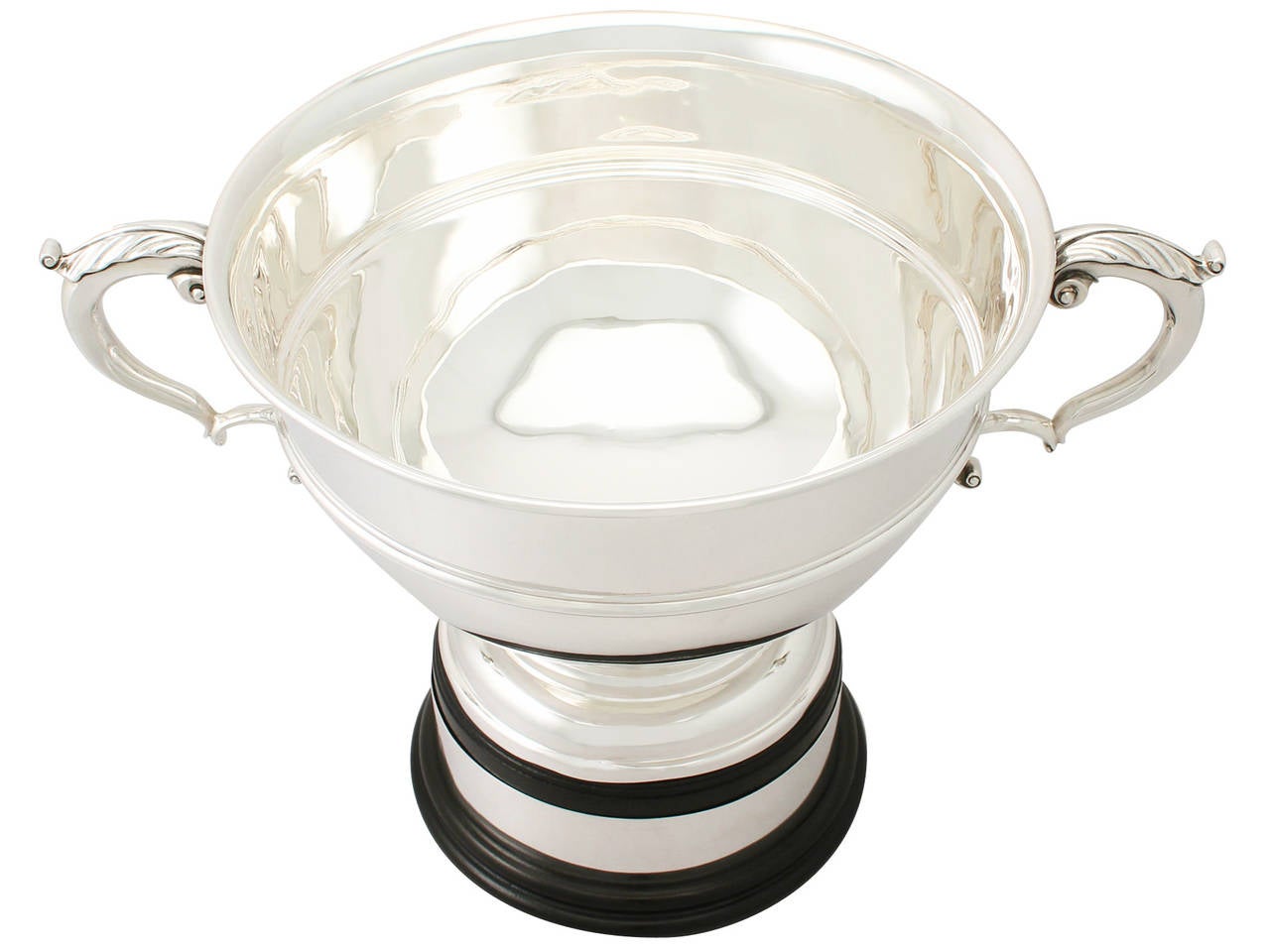 A fine and impressive antique George V English sterling silver presentation bowl made by Charles Stuart Harris; an addition to our presentation silverware collection

This fine antique George V English sterling silver presentation cup has a plain