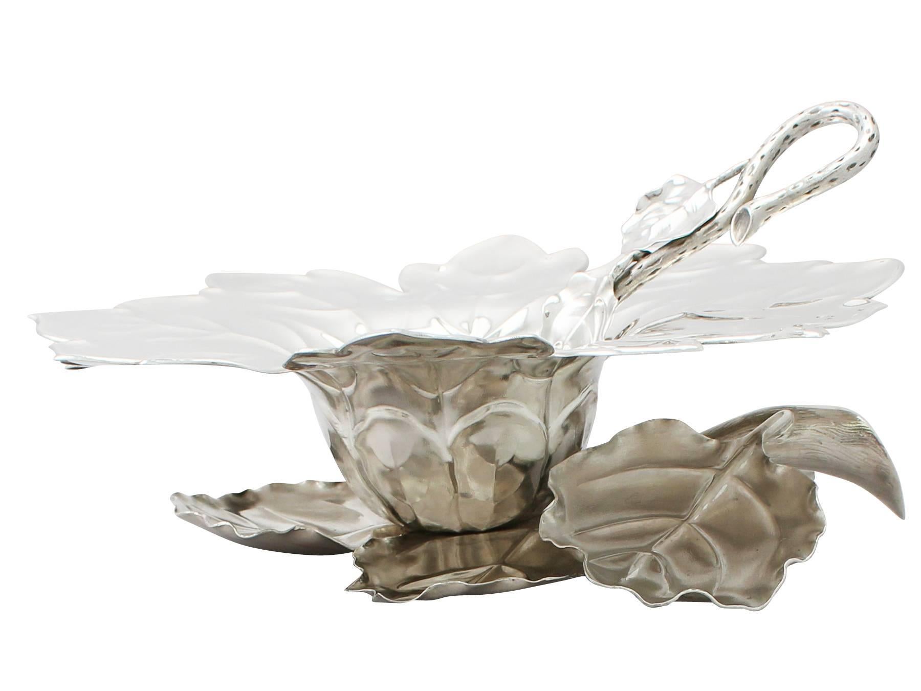 An exceptional, fine and impressive, unusual continental sterling silver serving dish: part of our continental silverware collection.

This exceptional continental vintage silver serving dish has naturalistic, leaf style form.

The surface of