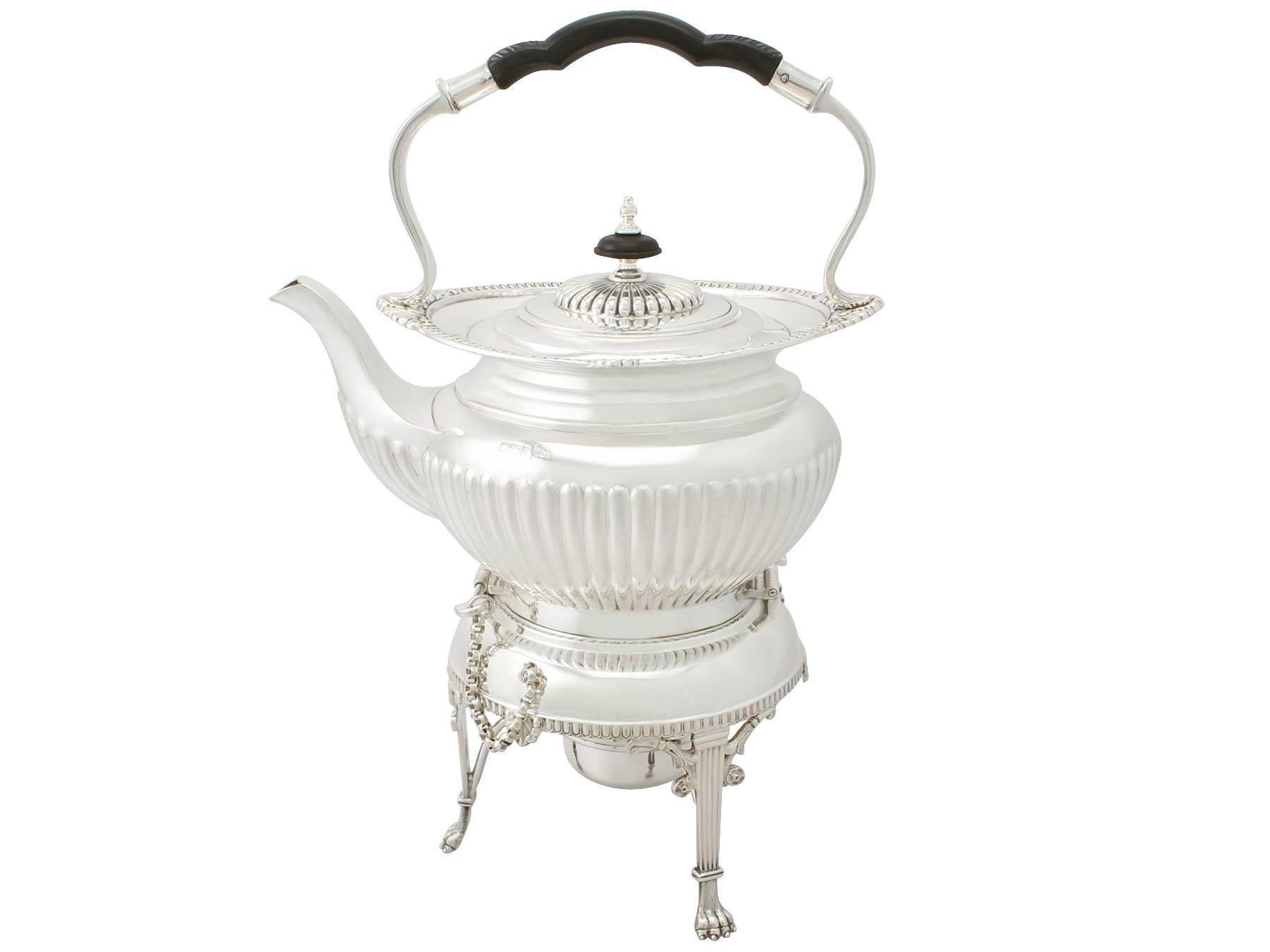 Fino e impresionante servicio de té de cuatro piezas en plata de ley inglesa de la época eduardiana, de estilo Queen Anne, que se añade a nuestra colección de tetería de plata.

Este antiguo juego de té de cuatro piezas de plata de ley eduardiana
