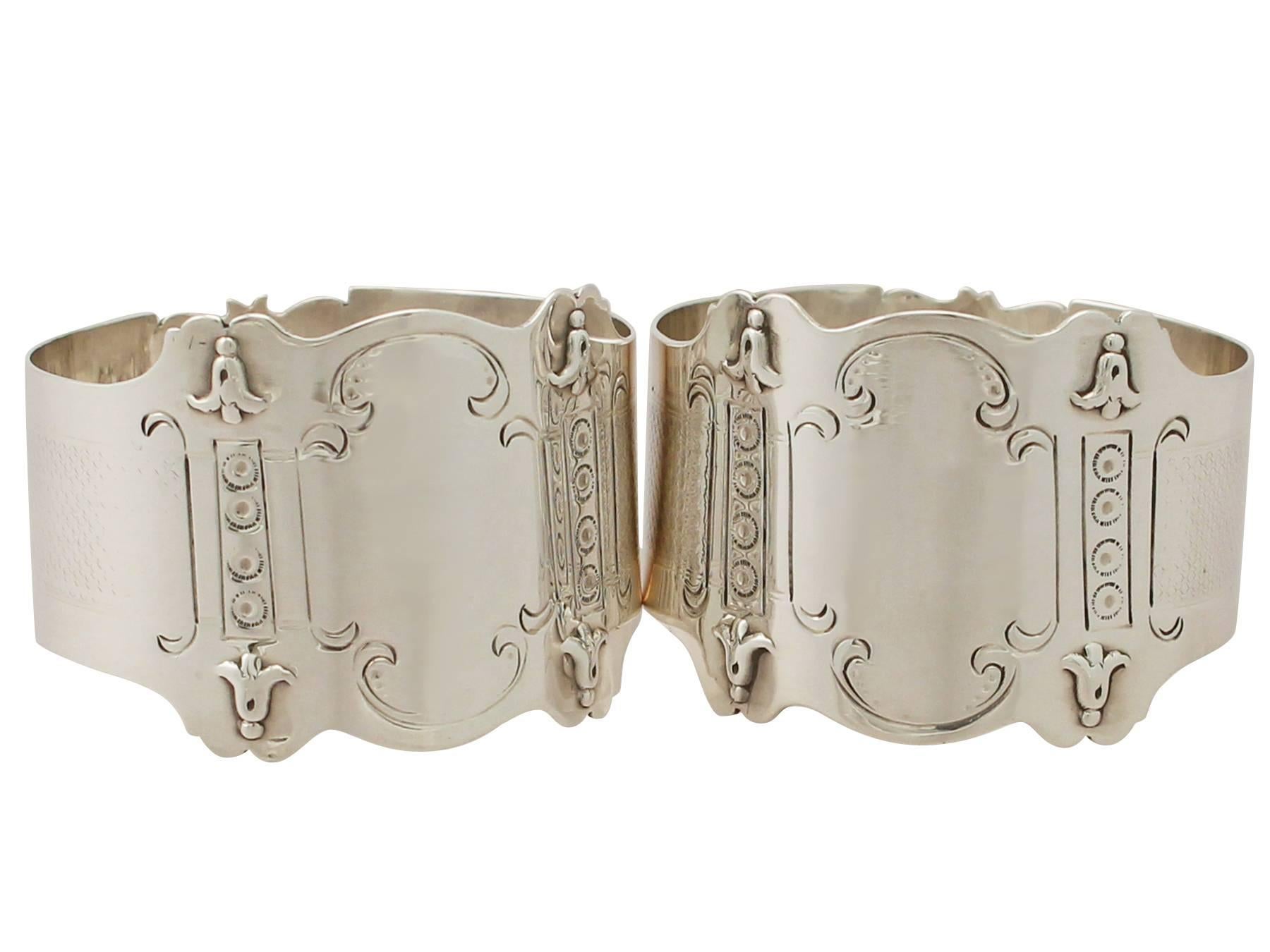 A fine and impressive pair of antique Edwardian English sterling silver napkin rings in the Art Nouveau style - boxed; part of our dining silverware collection.

These fine antique Edwardian sterling silver napkin rings have a circular cylindrical