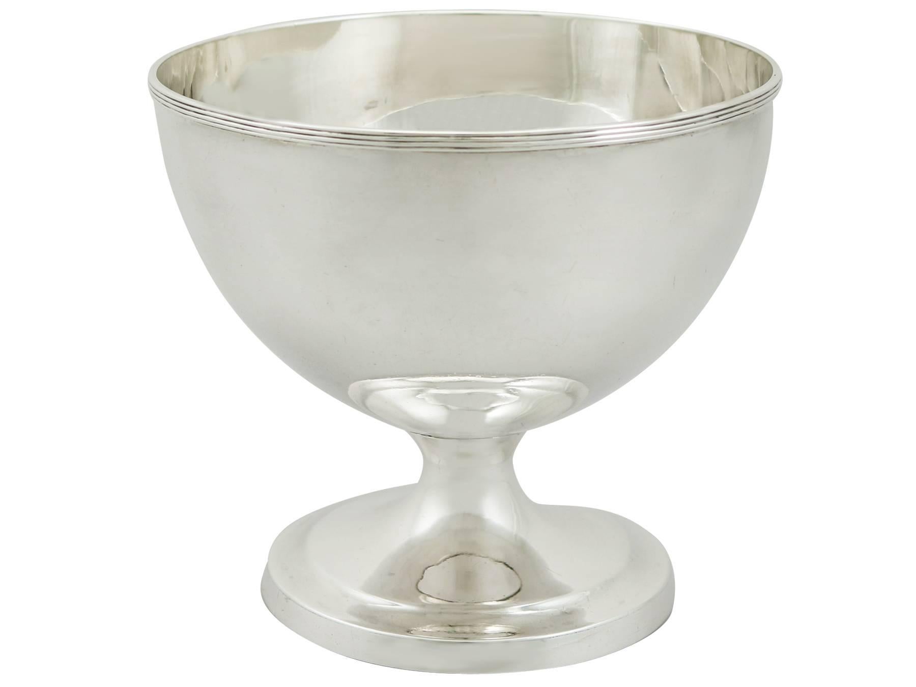 A fine and impressive, large antique George IV Scottish sterling silver sugar/bon bon bowl by William Robertson; an addition to our ornamental silverware collection.

This fine antique George IV Scottish sterling silver sugar bowl has a plain
